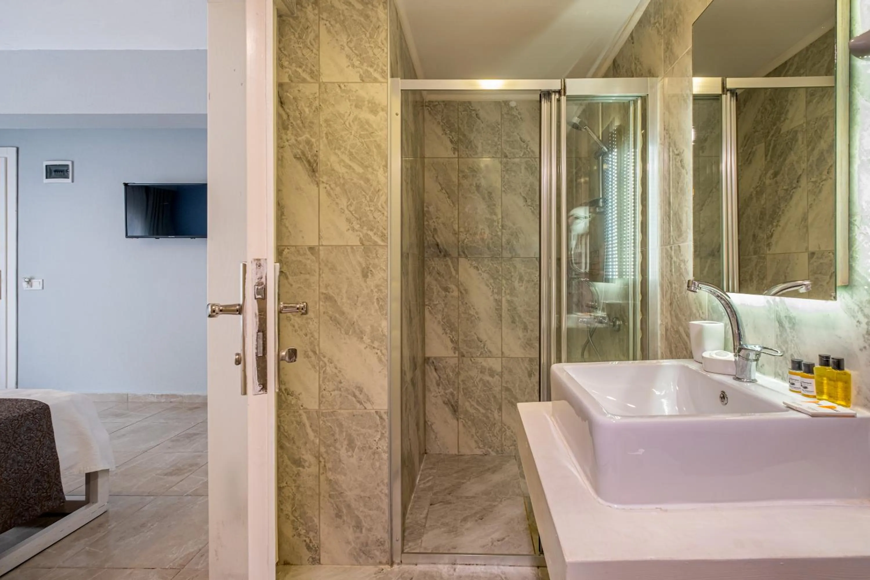 Shower in Himm Hotel