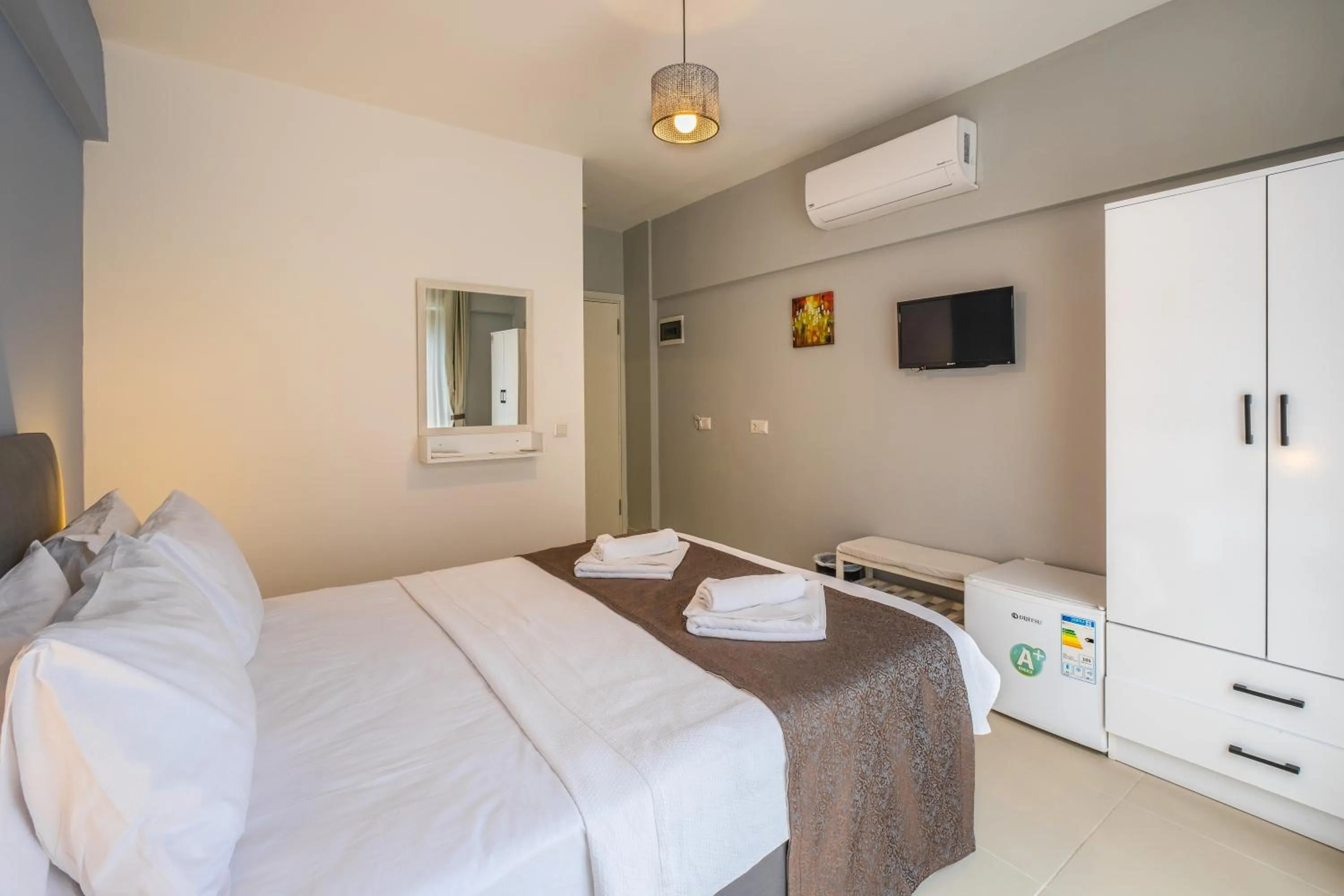 Communal lounge/ TV room in Himm Hotel