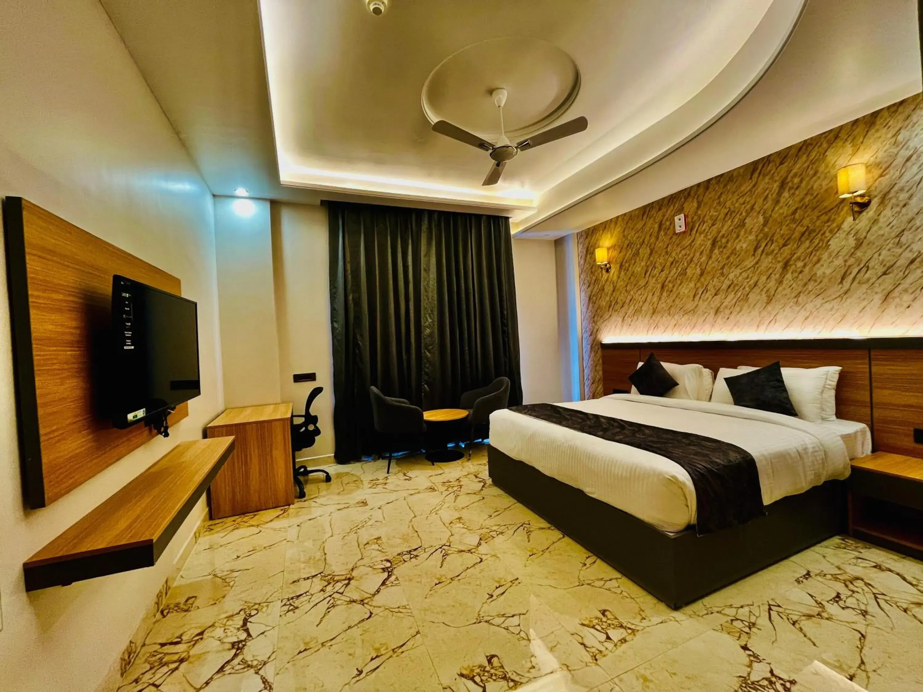 Deluxe Double Room in The Grand Oasis Hotel & Resort I Near India Expo Mart Deluxe Double Room in The Grand Oasis Hotel & Resort I Near India Expo Mart