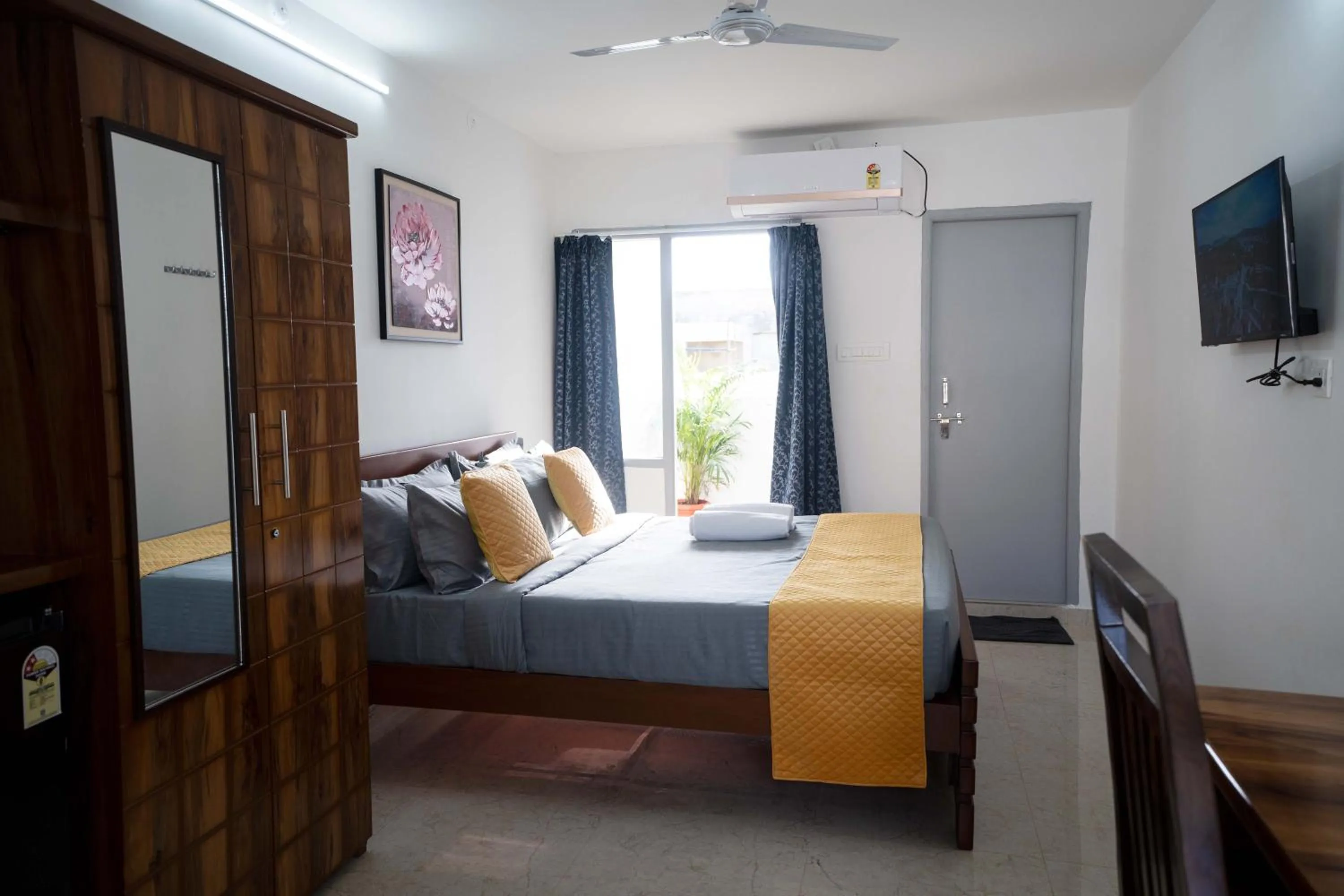 Bedroom, Bed in Yellow Bells Studios And Suites