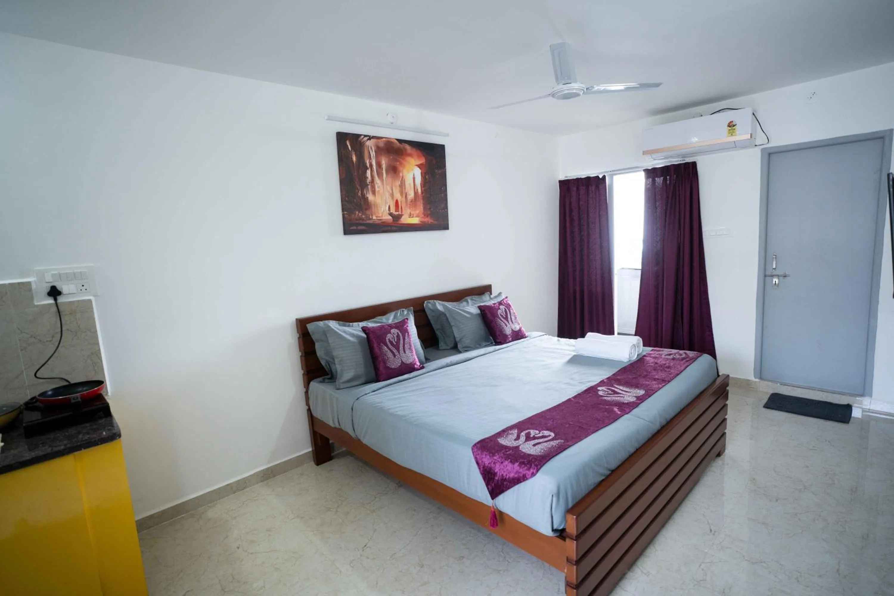 Bed in Yellow Bells Studios And Suites