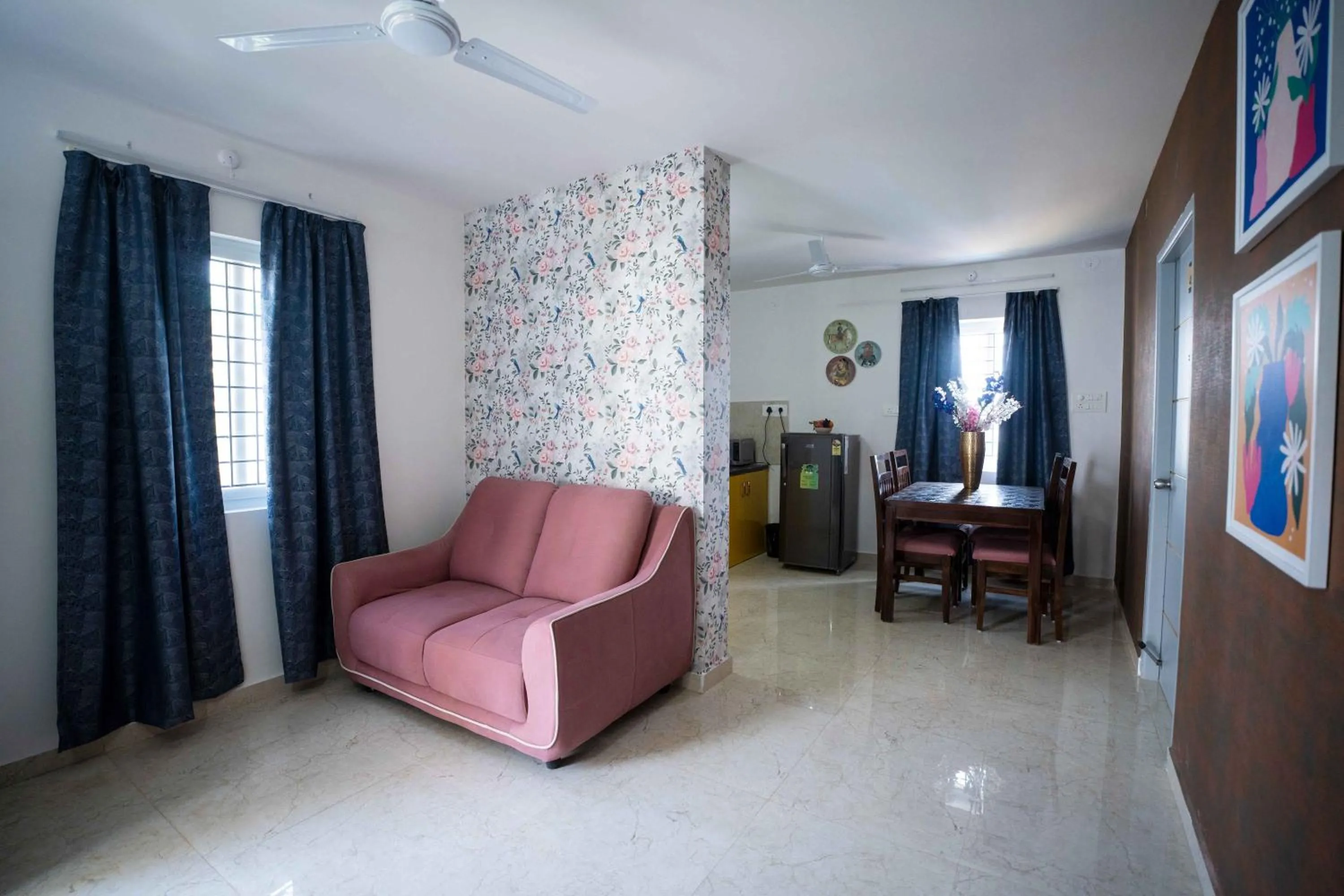 Living room in Yellow Bells Studios And Suites