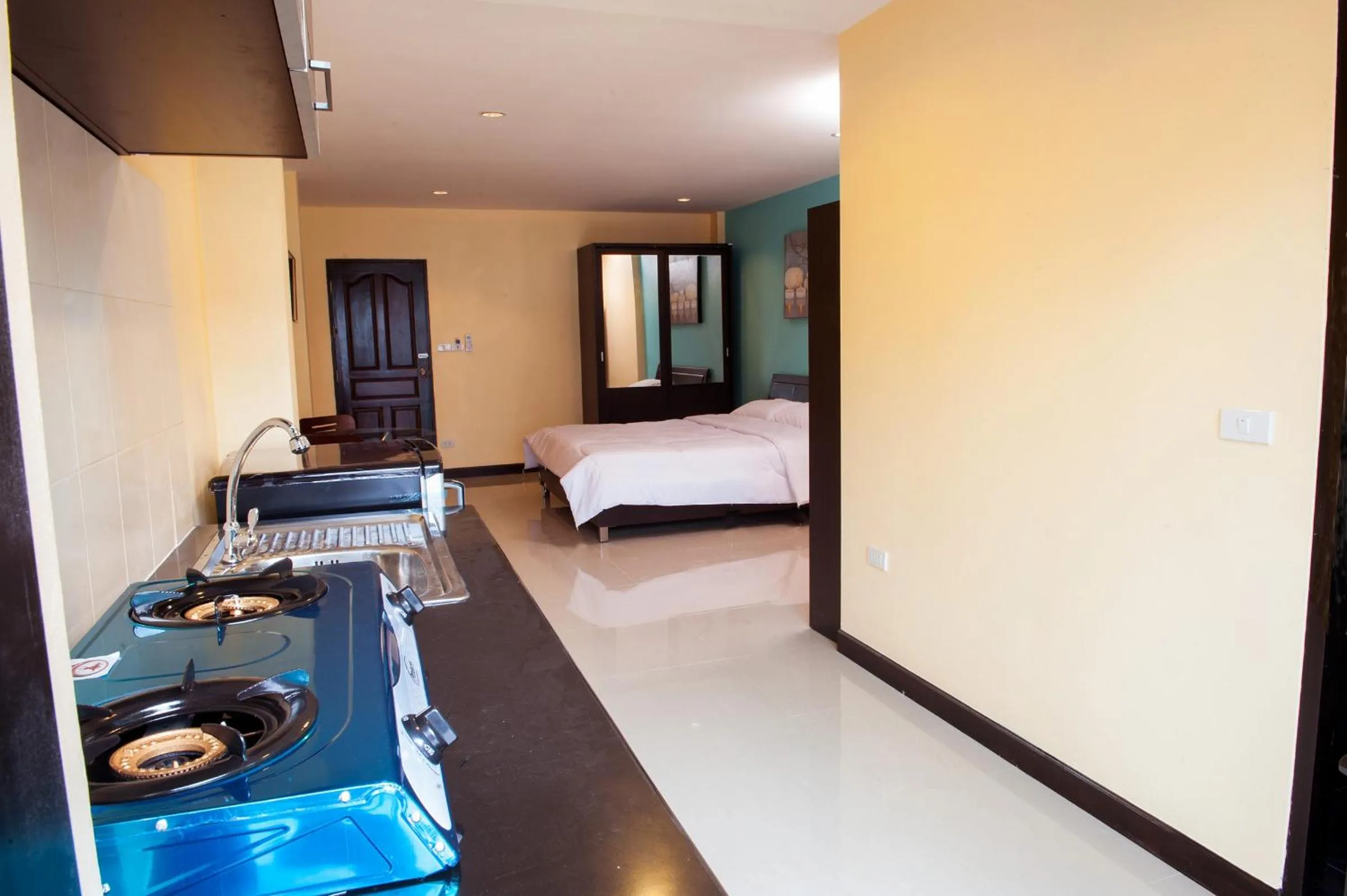 Kitchen or kitchenette, Bed in Gecko Hotel