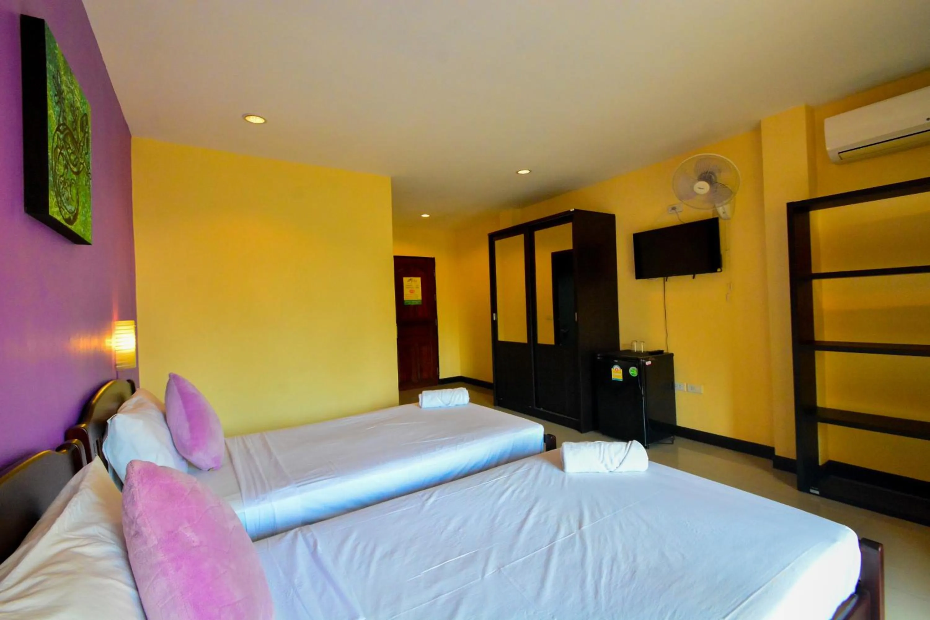 Photo of the whole room, Bed in Gecko Hotel