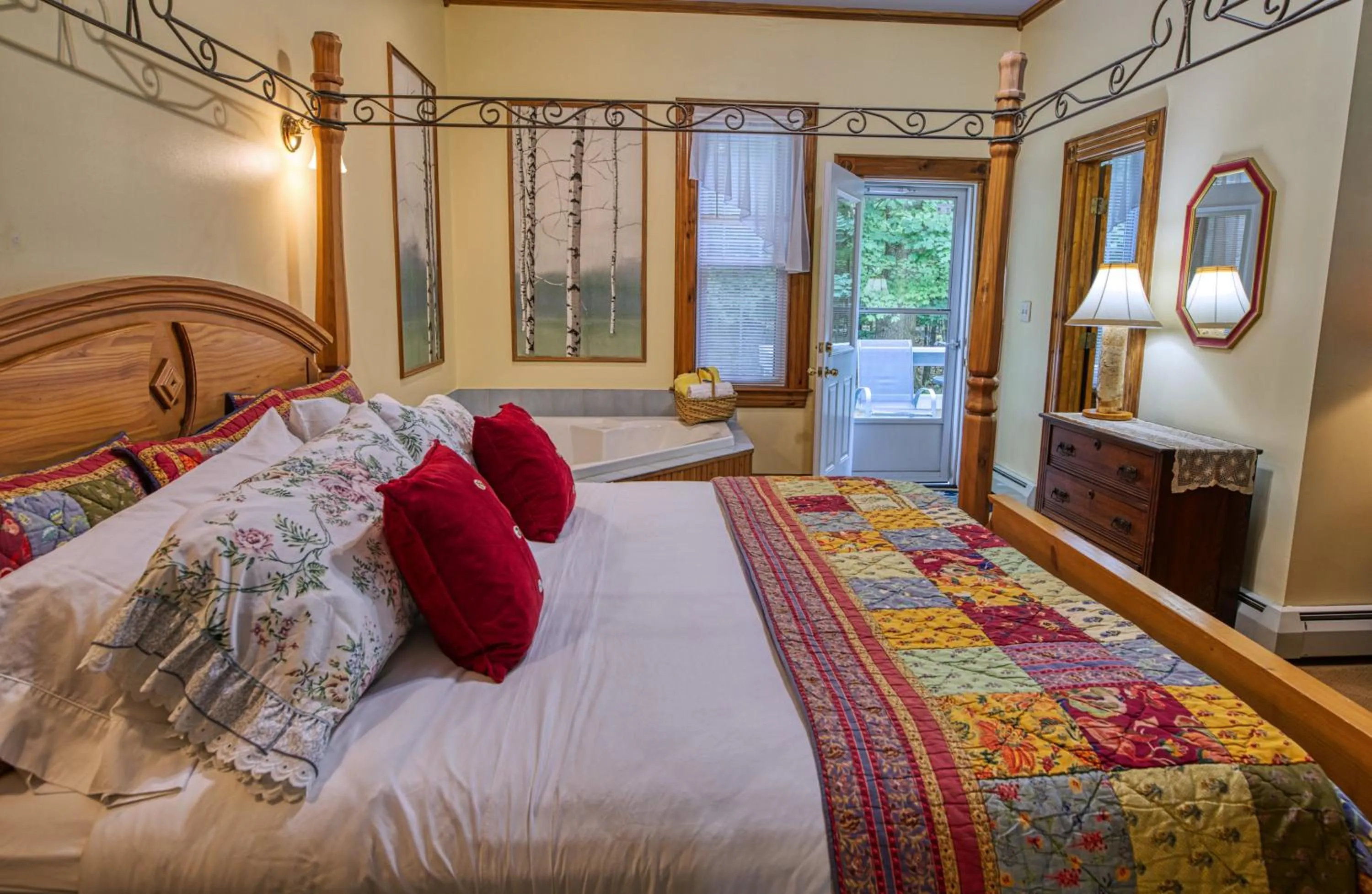 Hot Tub, Bed in Rockwell Falls Inn and Wine Bar