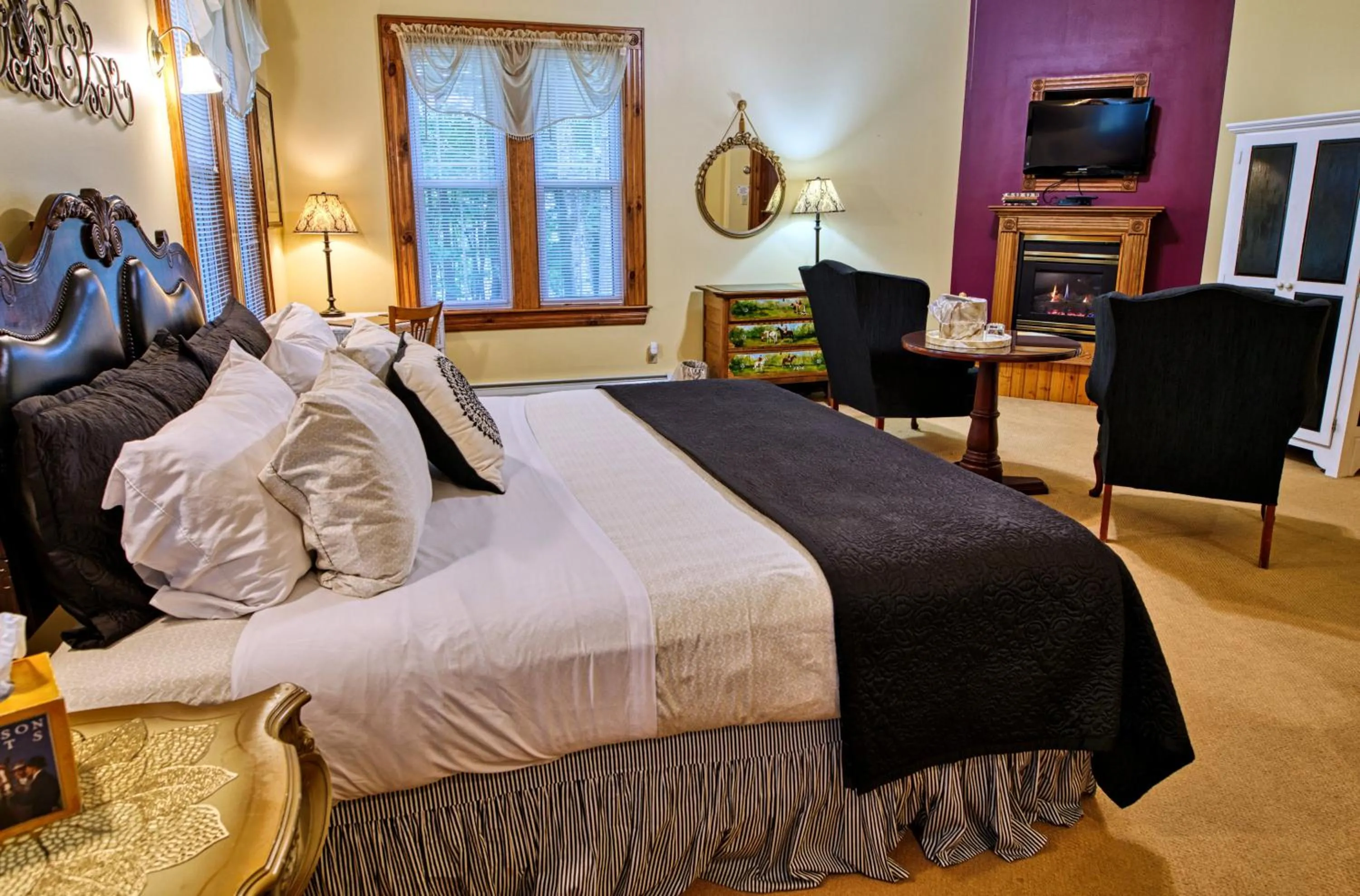 TV and multimedia, Bed in Rockwell Falls Inn and Wine Bar