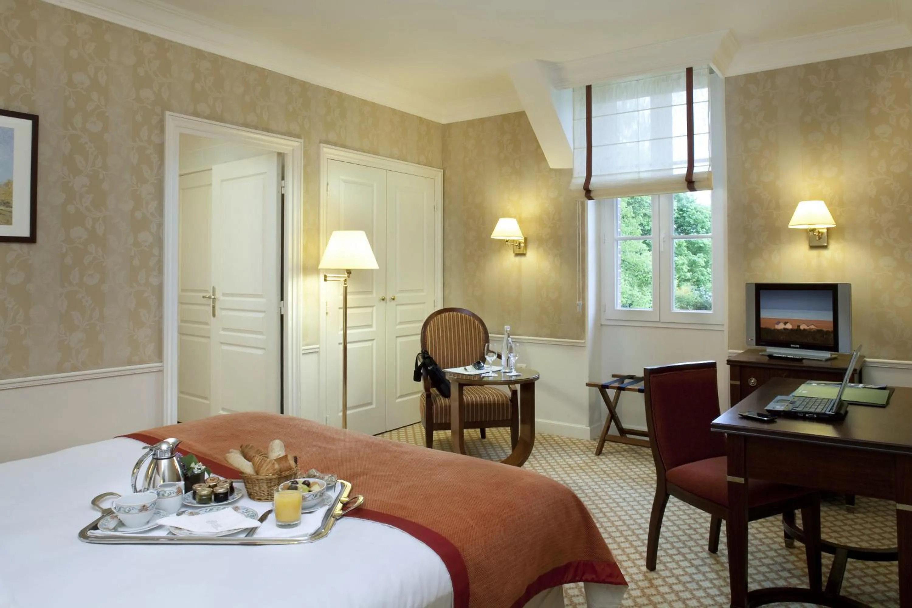 TV and multimedia, Bed in Le Domaine des Roches, Hotel & Spa