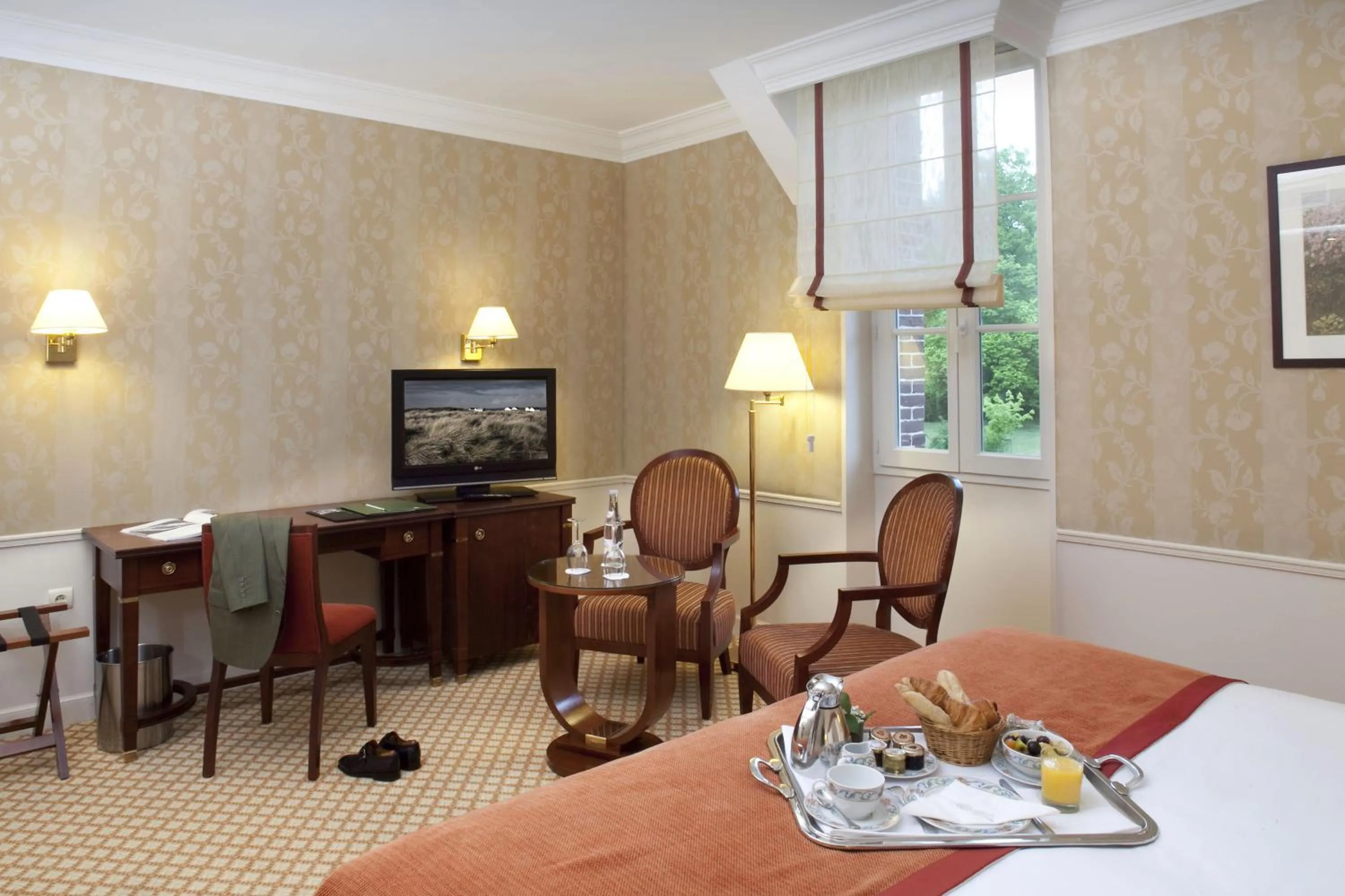 TV and multimedia, Bed in Le Domaine des Roches, Hotel & Spa