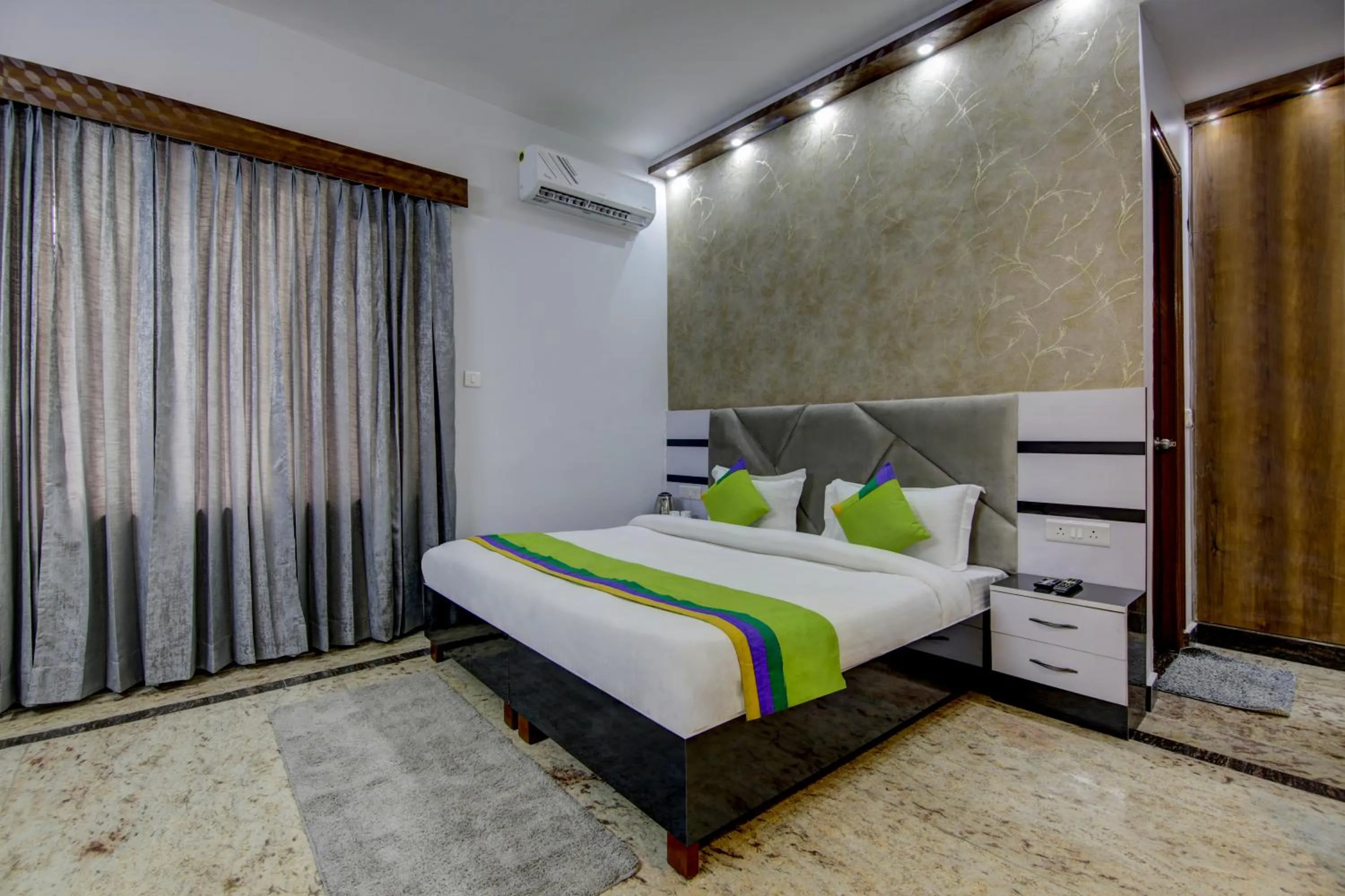 Photo of the whole room, Bed in Treebo Sai Village, Manesar