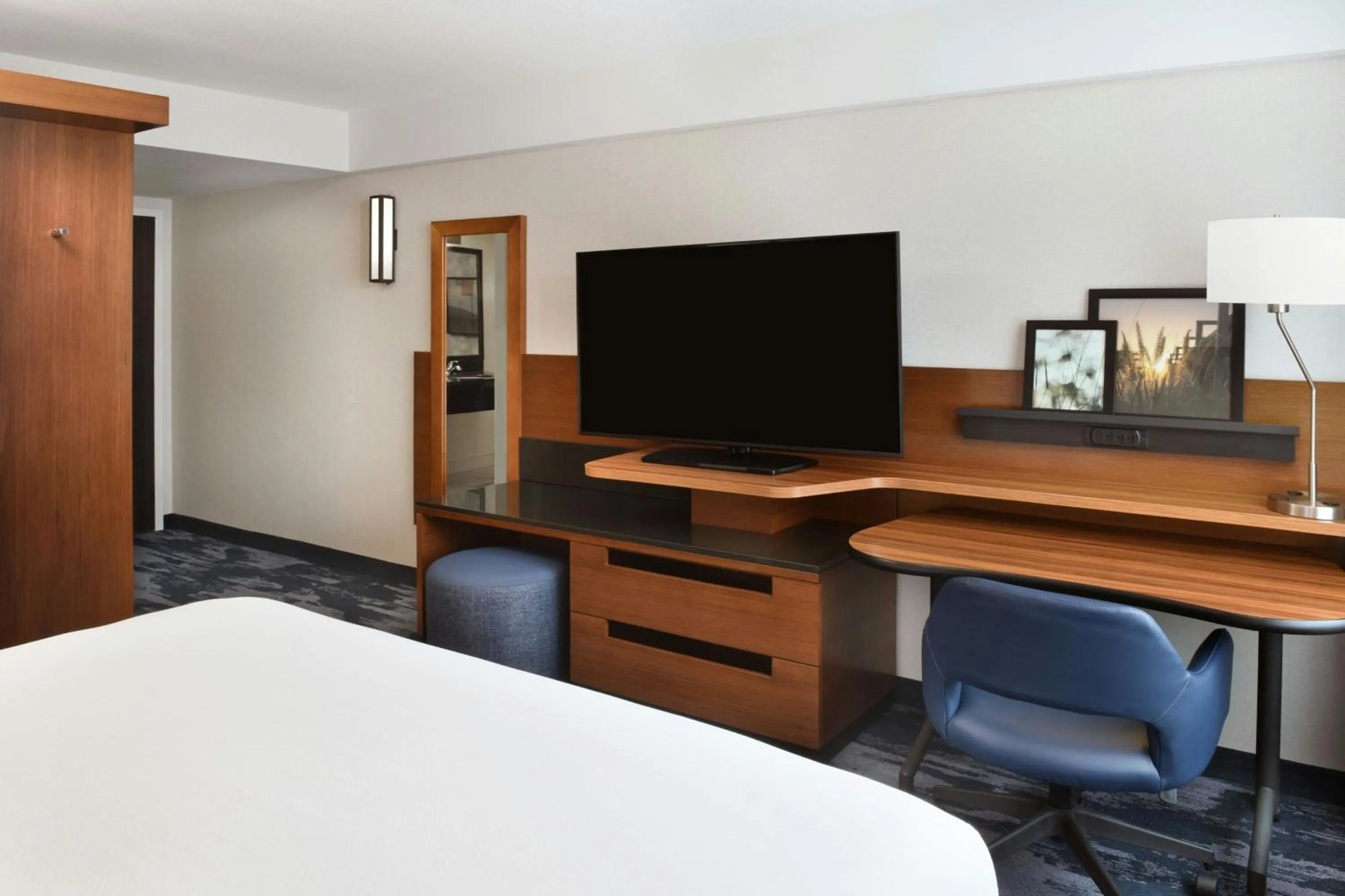 Photo of the whole room, Bed in Fairfield Inn & Suites by Marriott Calgary Downtown