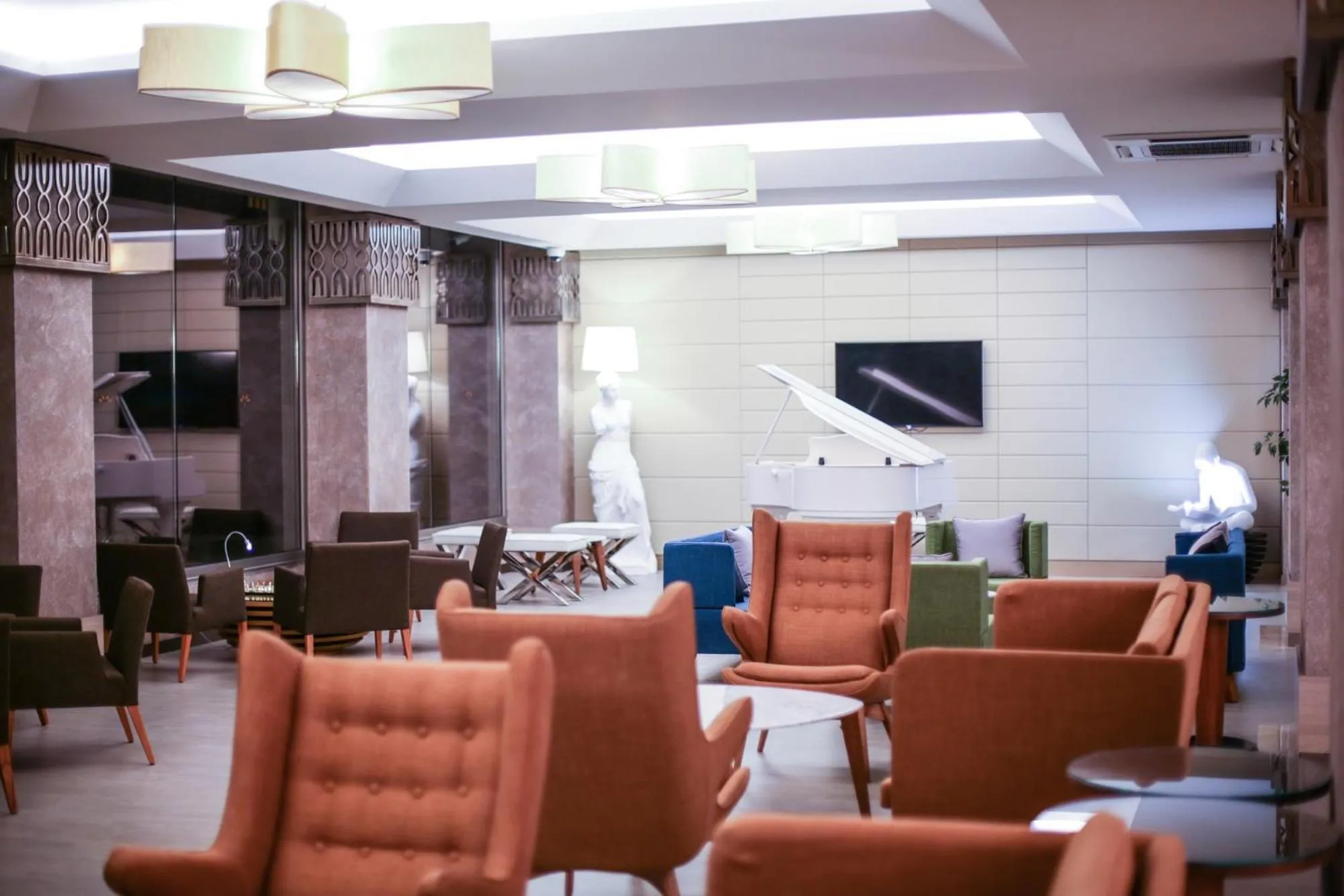 Communal lounge/ TV room in Turunc Premium Hotel