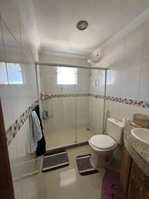 Casa com piscina, churrasqueira e ar condicionado em condomínio