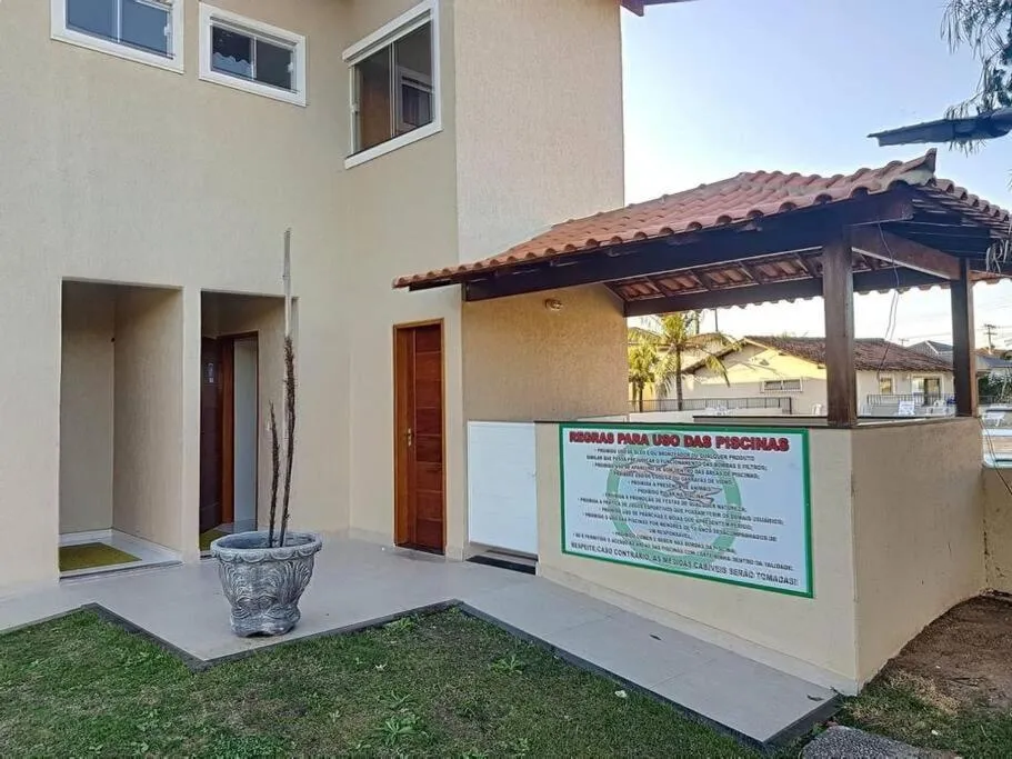 Casa com piscina, churrasqueira e ar condicionado em condomínio