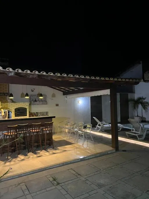 Casa com piscina, churrasqueira e ar condicionado em condomínio