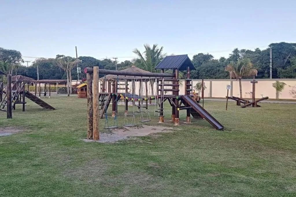 Casa com piscina, churrasqueira e ar condicionado em condomínio