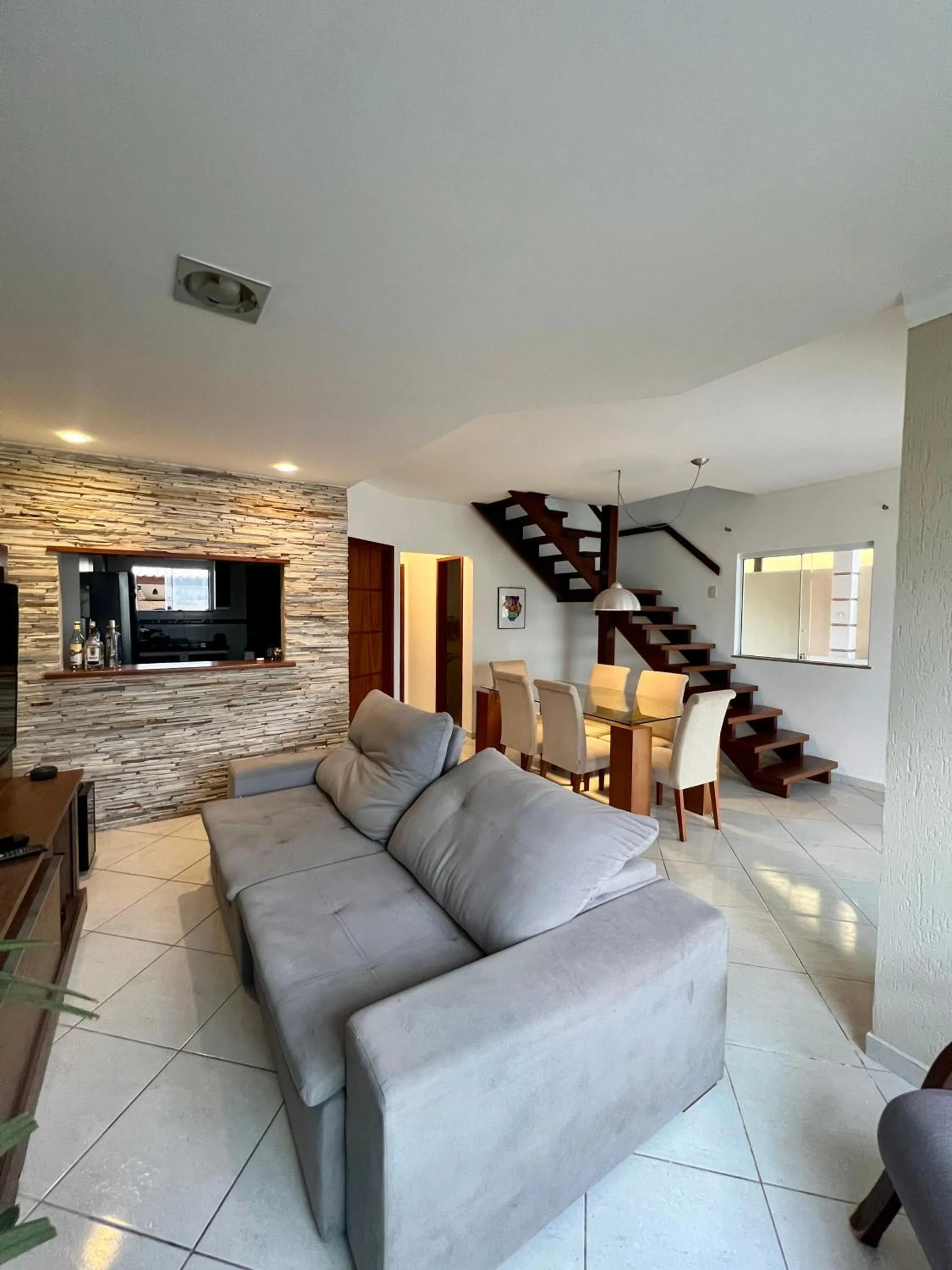 Casa com piscina, churrasqueira e ar condicionado em condomínio