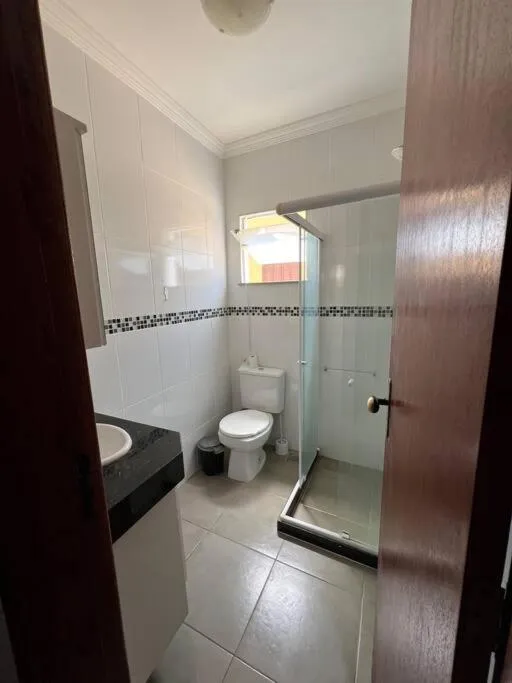 Casa com piscina, churrasqueira e ar condicionado em condomínio