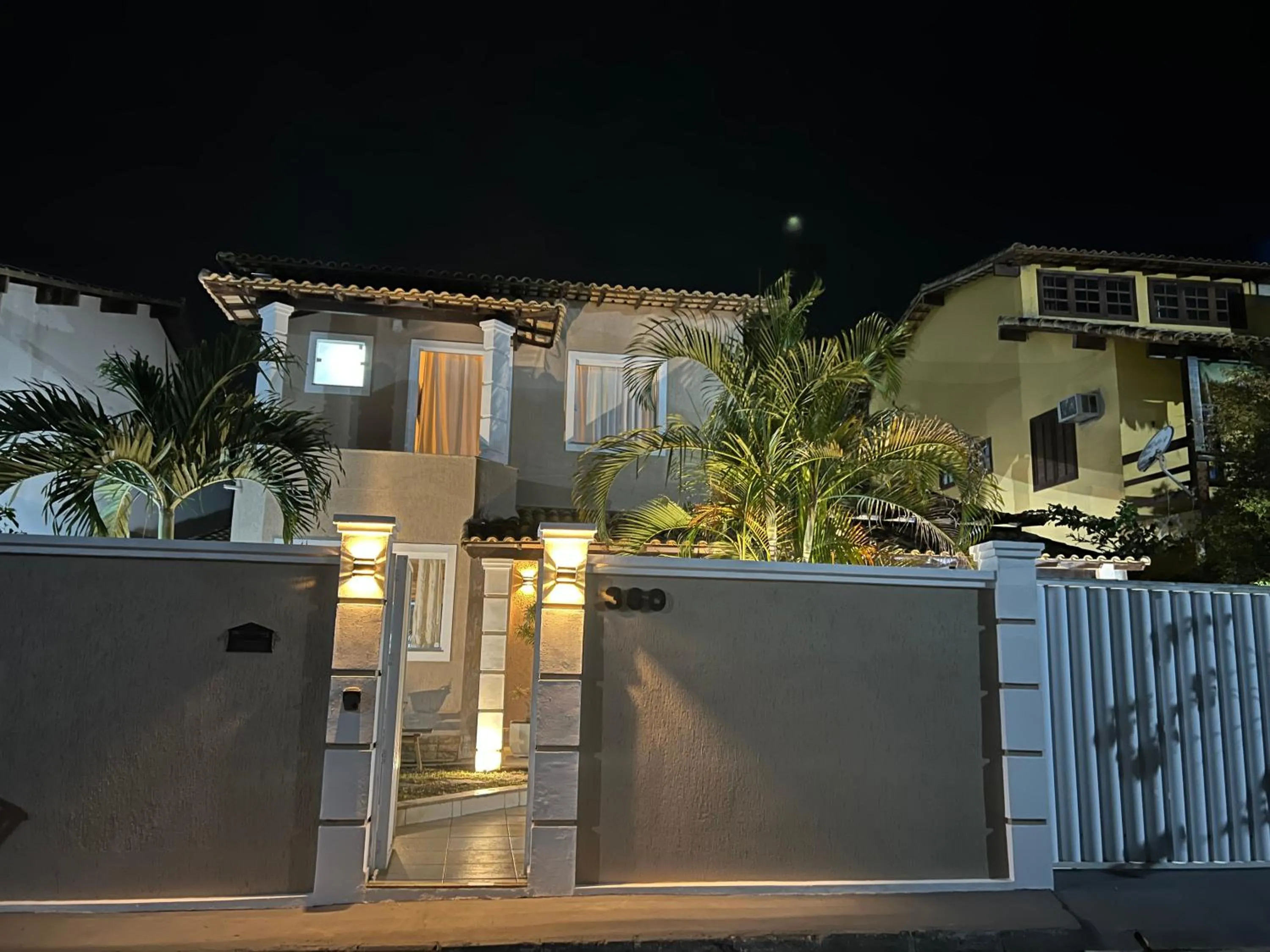 Casa com piscina, churrasqueira e ar condicionado em condomínio