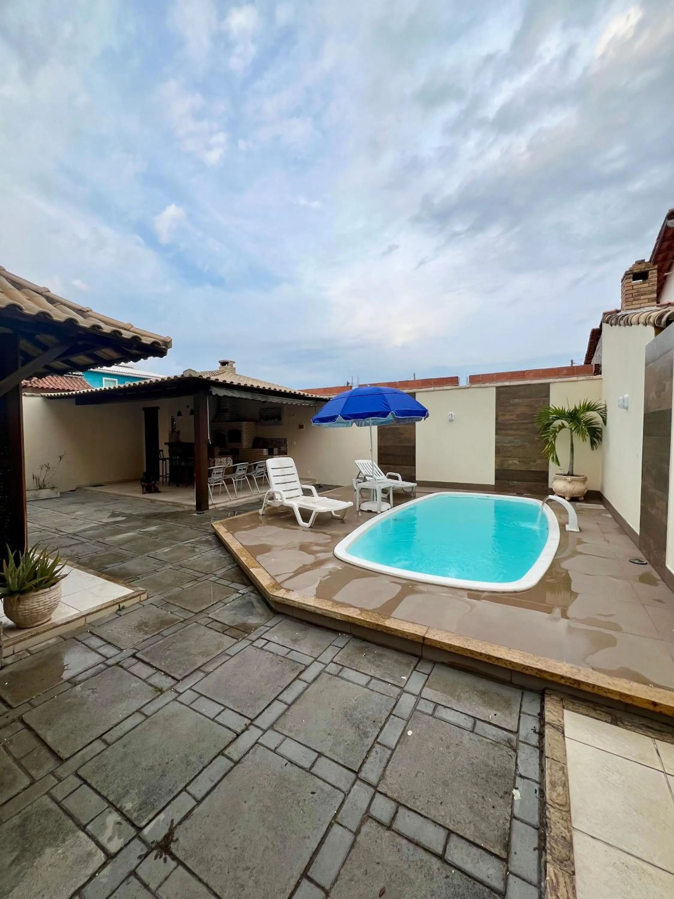 Casa com piscina, churrasqueira e ar condicionado em condomínio