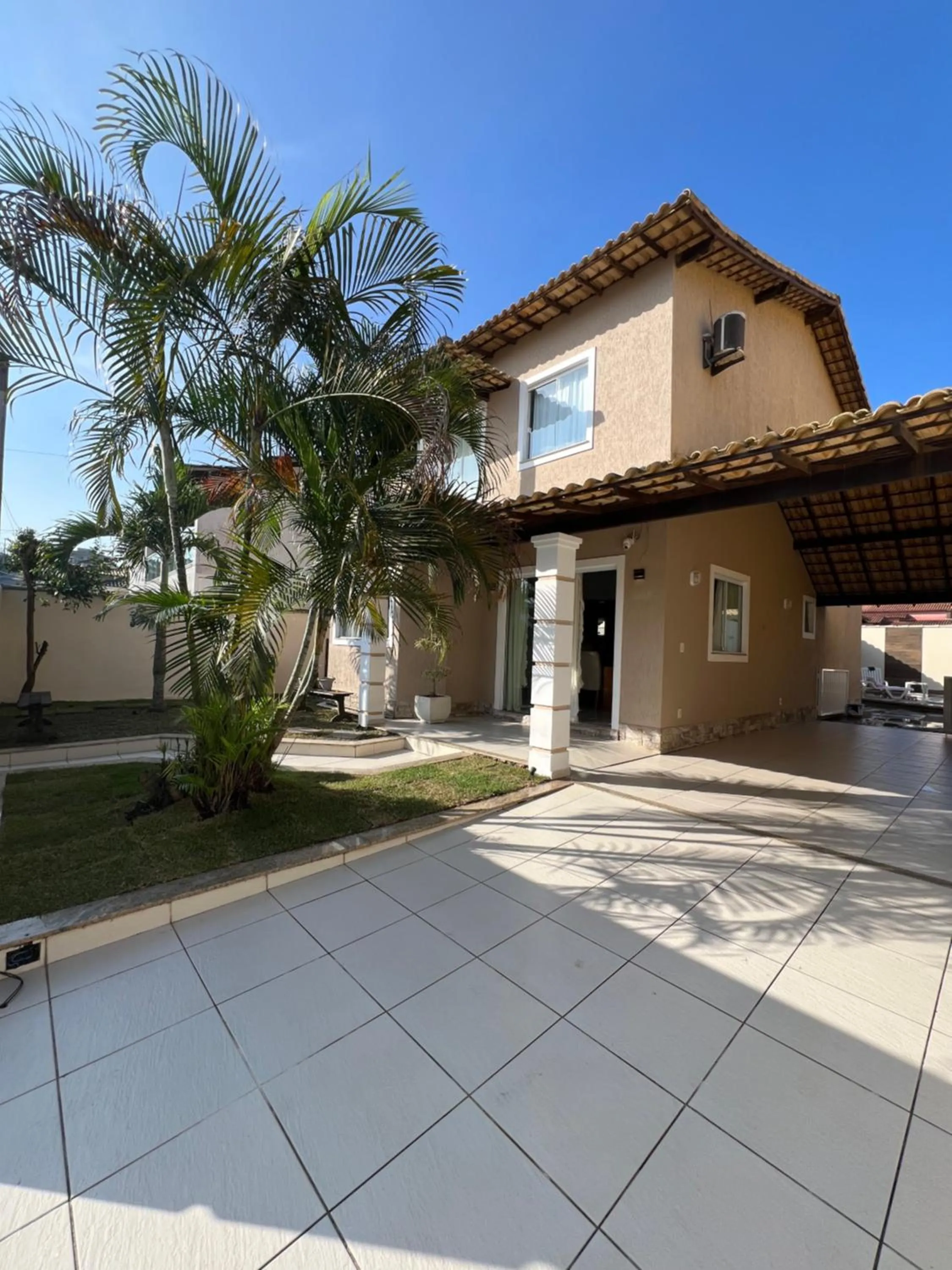 Casa com piscina, churrasqueira e ar condicionado em condomínio