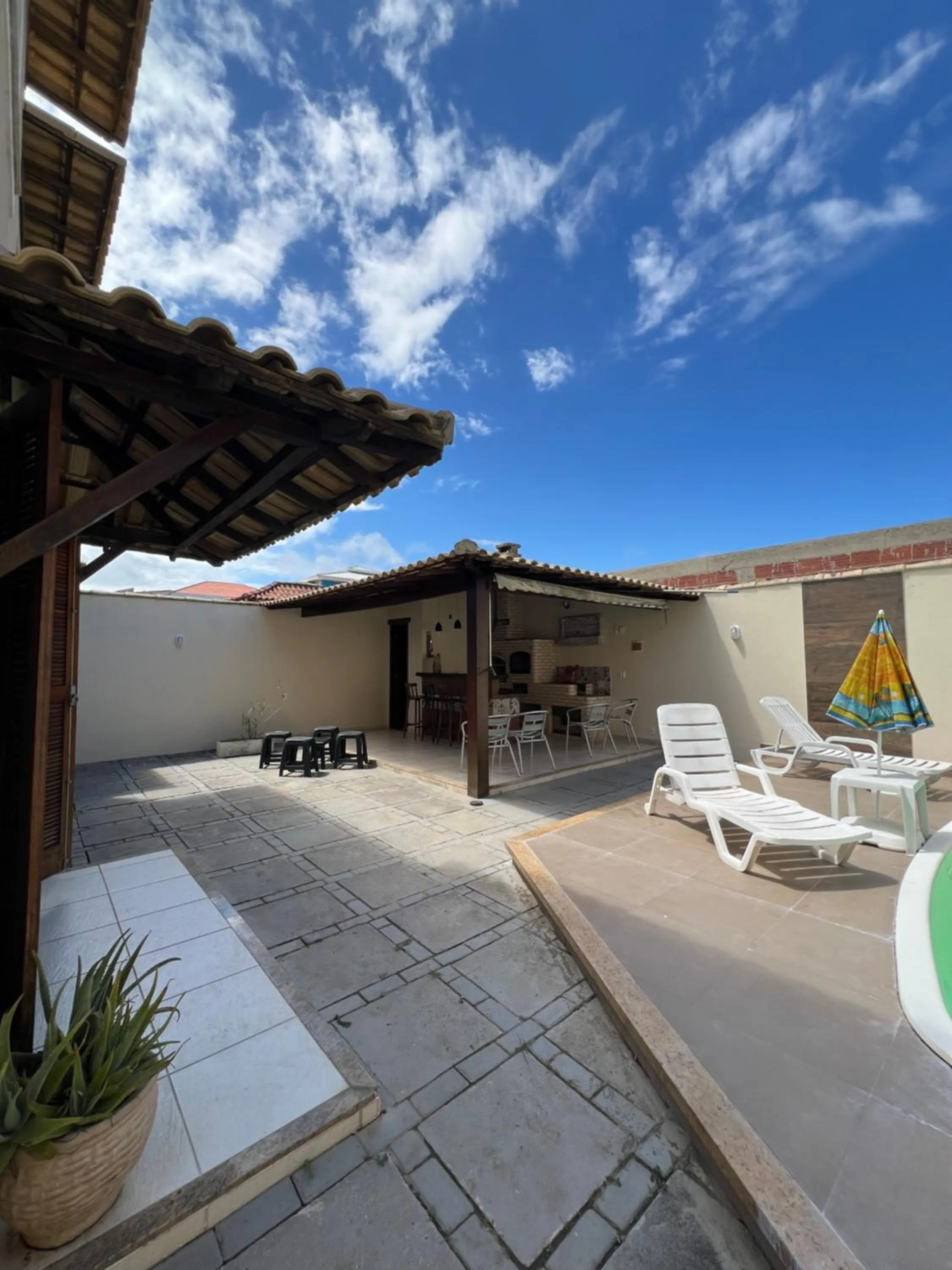 Casa com piscina, churrasqueira e ar condicionado em condomínio