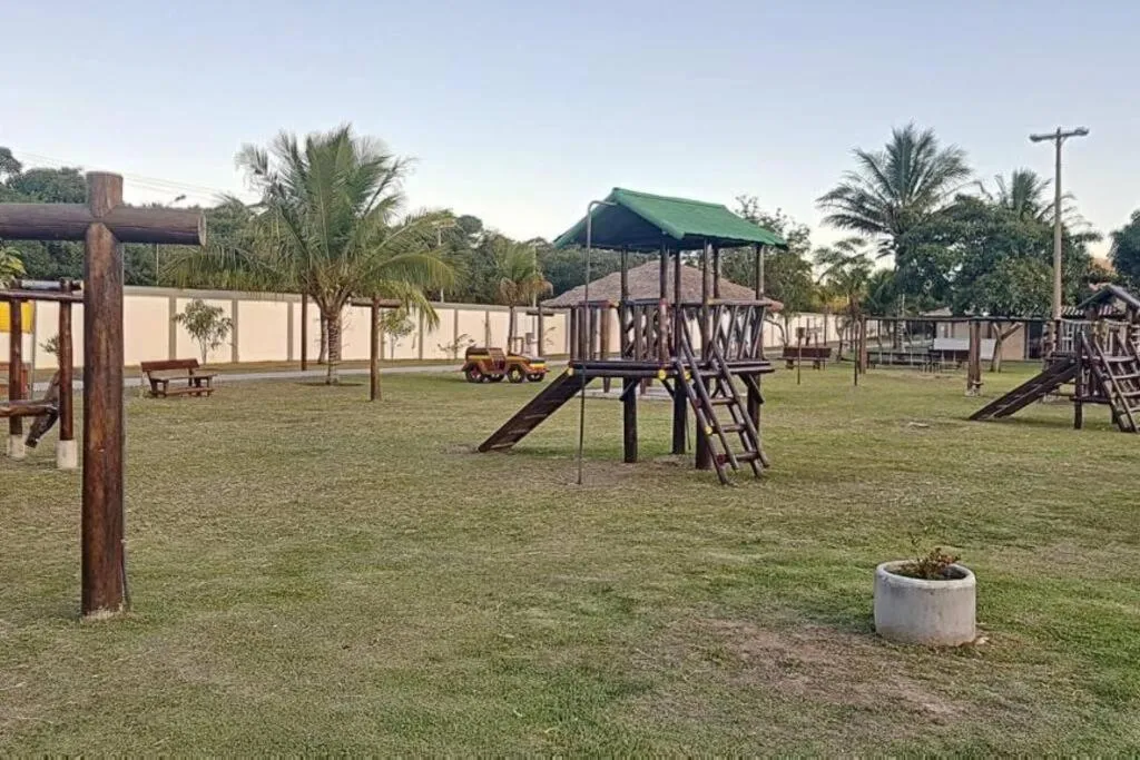 Casa com piscina, churrasqueira e ar condicionado em condomínio