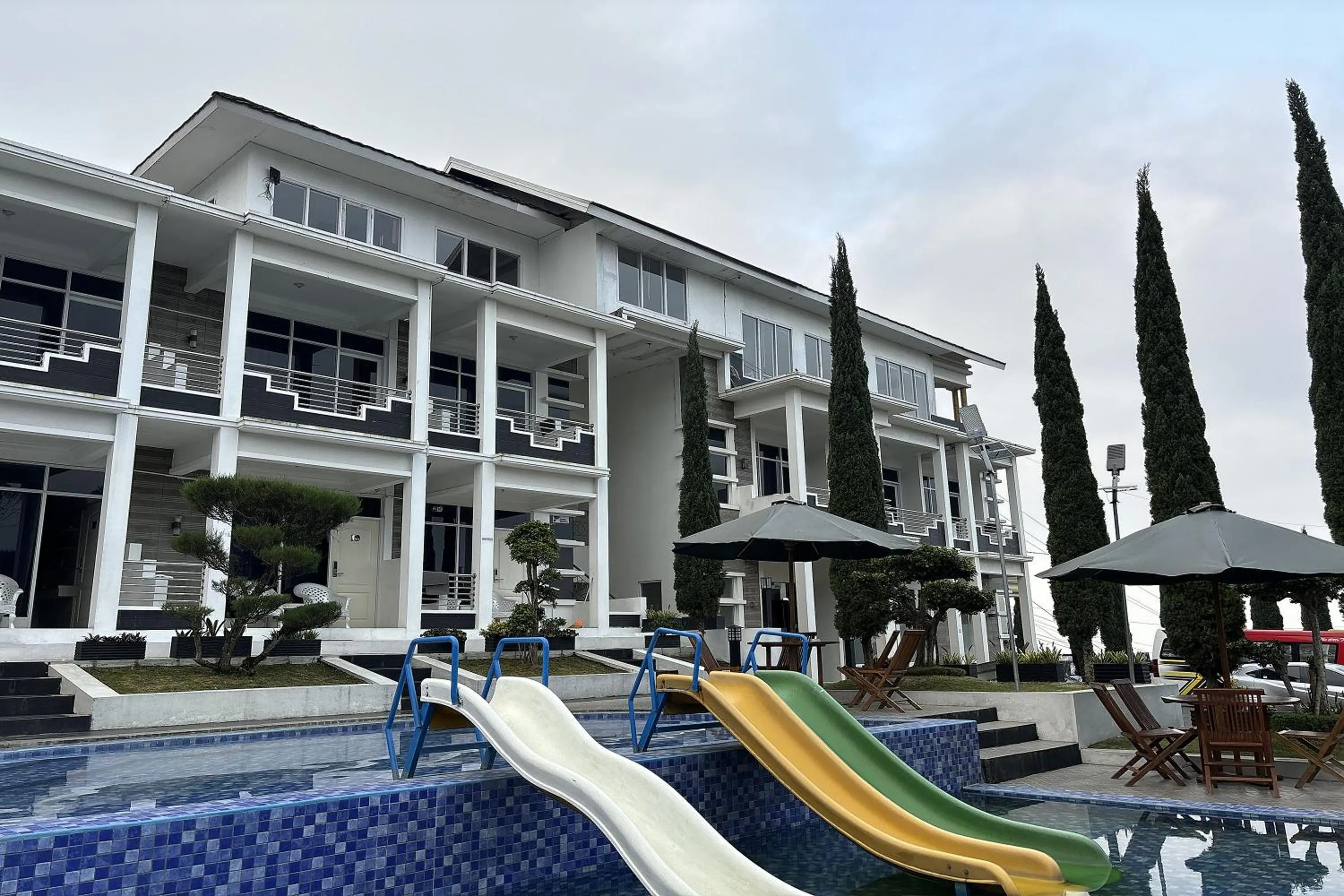 Swimming pool in Green Hero Darajat Hotel