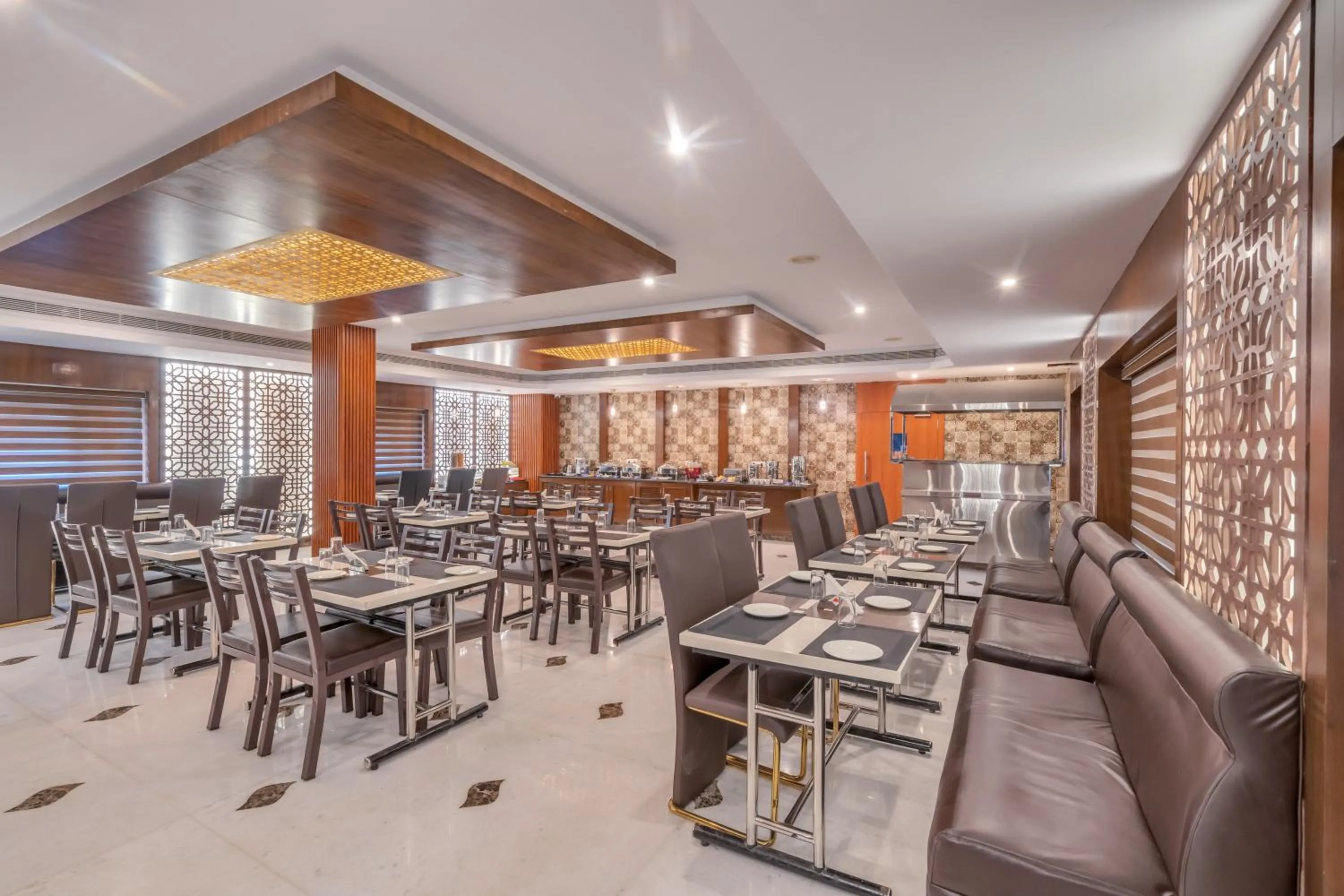 Restaurant/places to eat in Park Avenue Hotel & Apartments Trichy