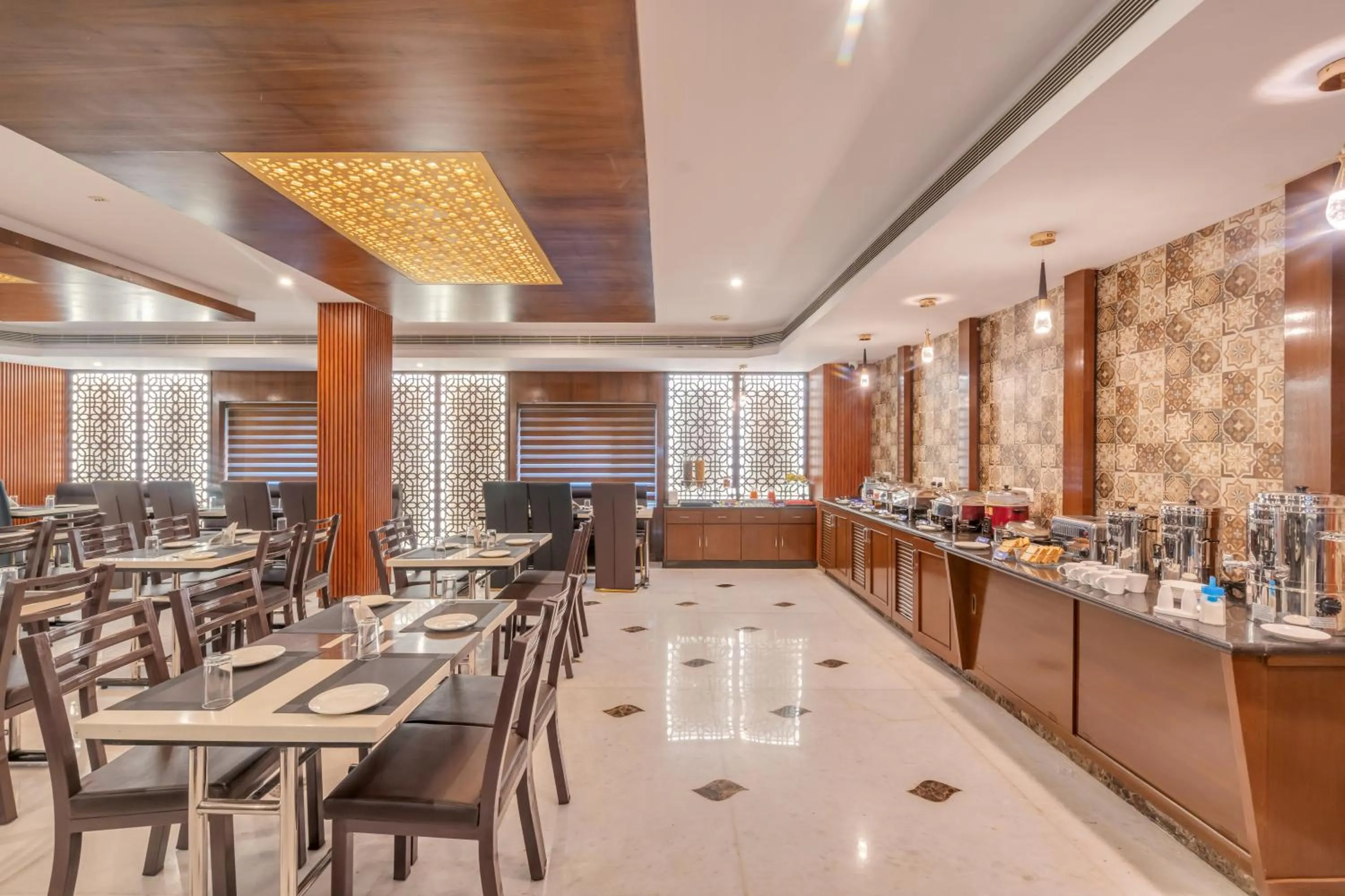 Restaurant/places to eat in Park Avenue Hotel & Apartments Trichy