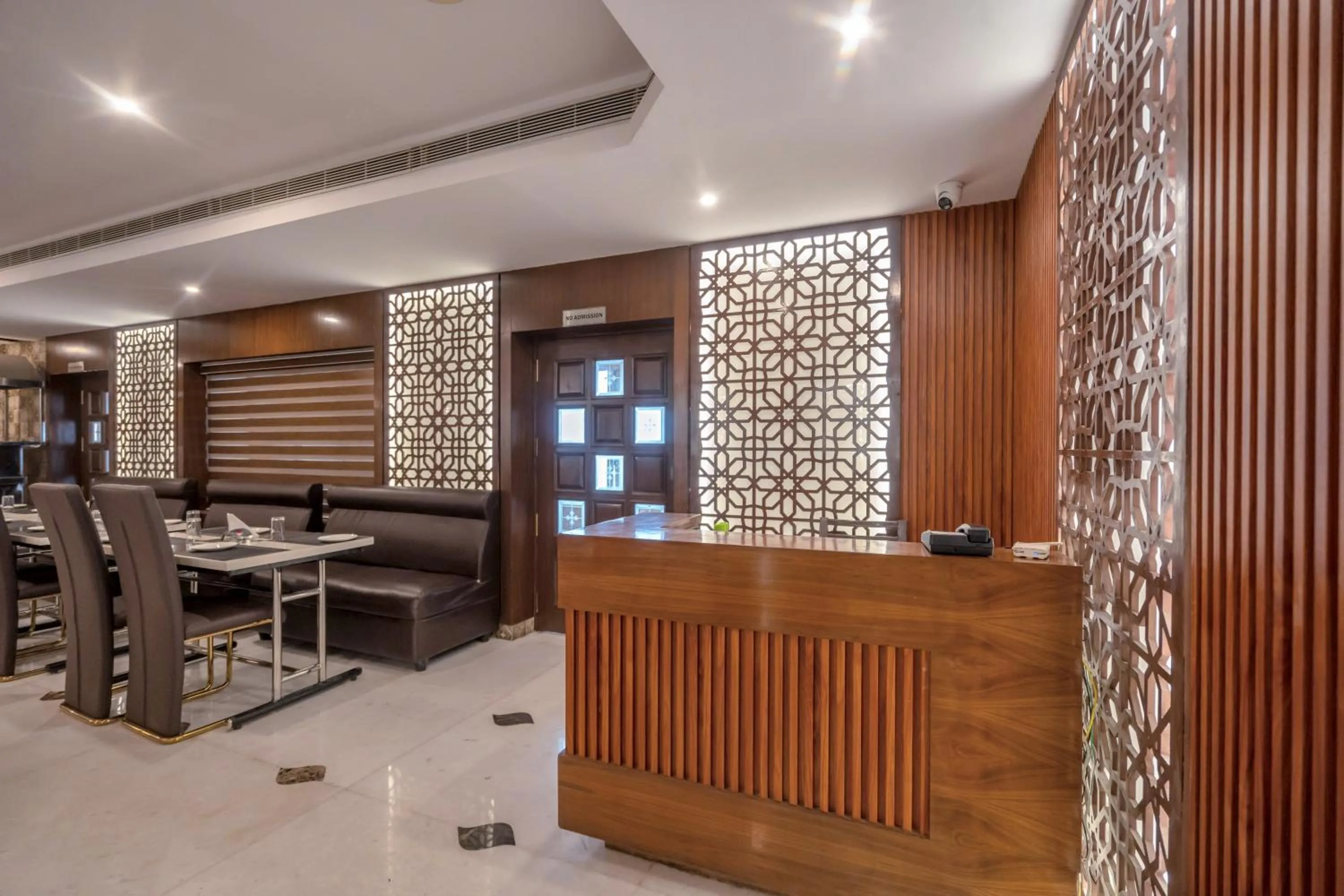 Restaurant/places to eat in Park Avenue Hotel & Apartments Trichy