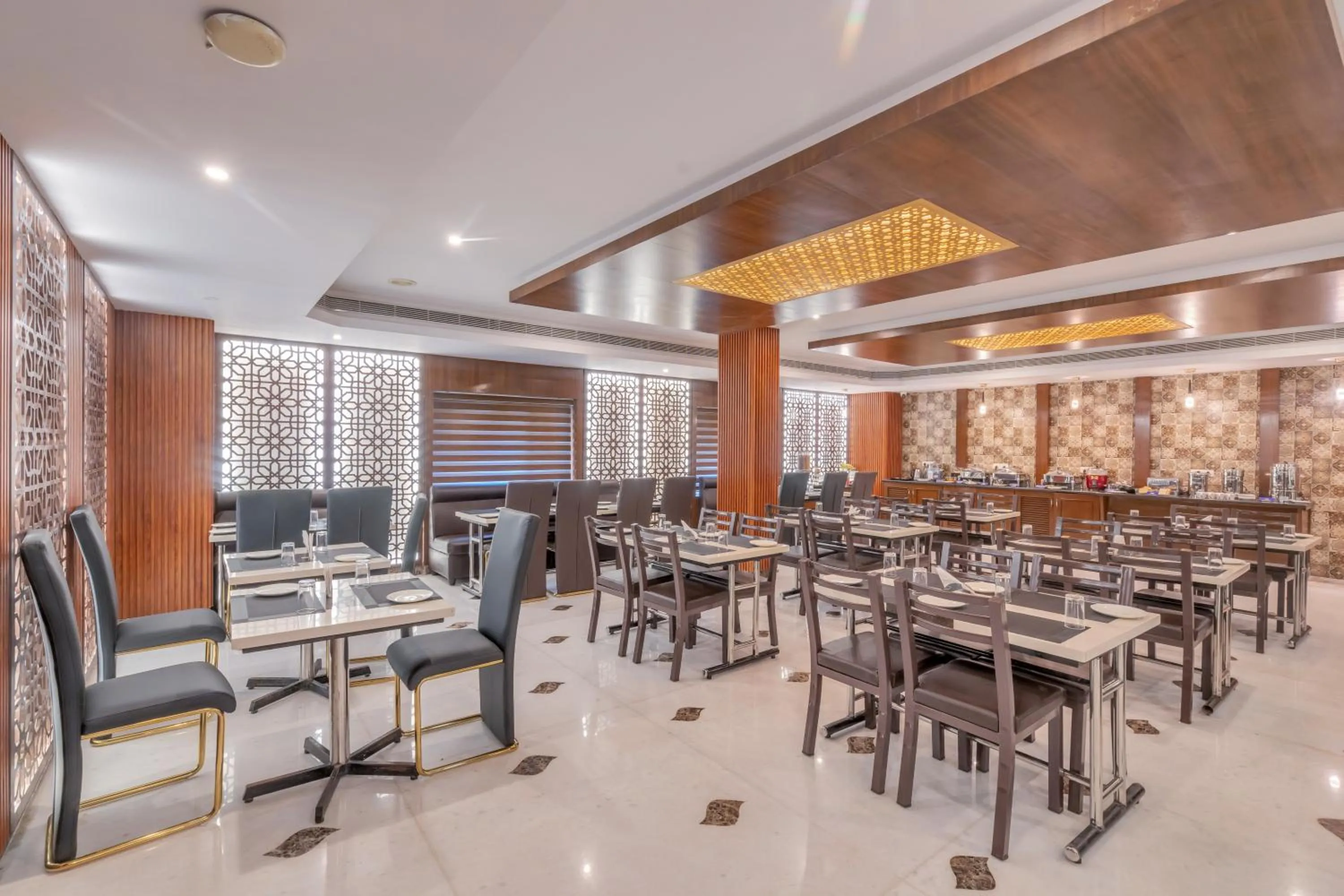 Restaurant/places to eat in Park Avenue Hotel & Apartments Trichy