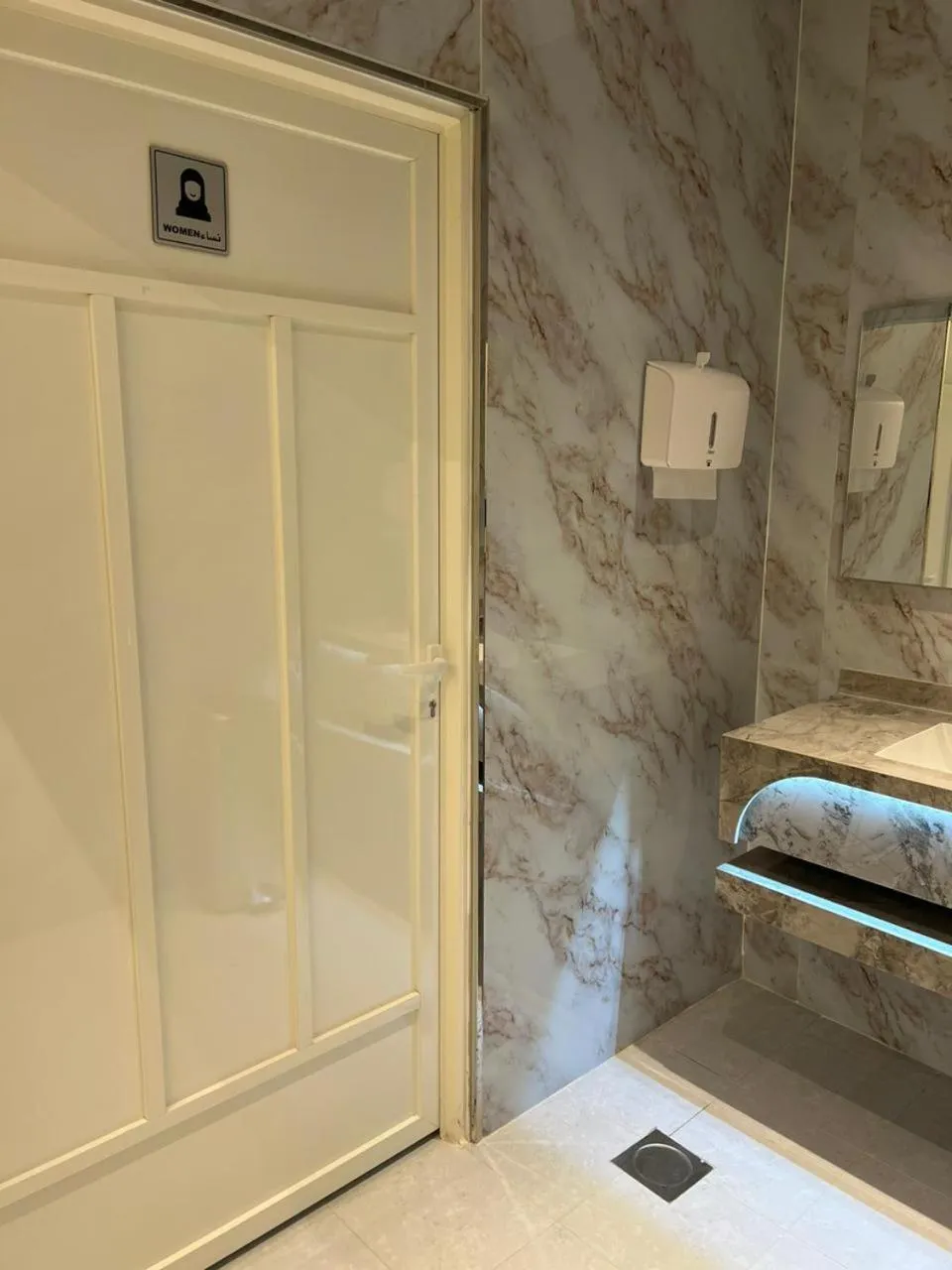 Bathroom, Bed in Binayat Hama Serviced Apartments