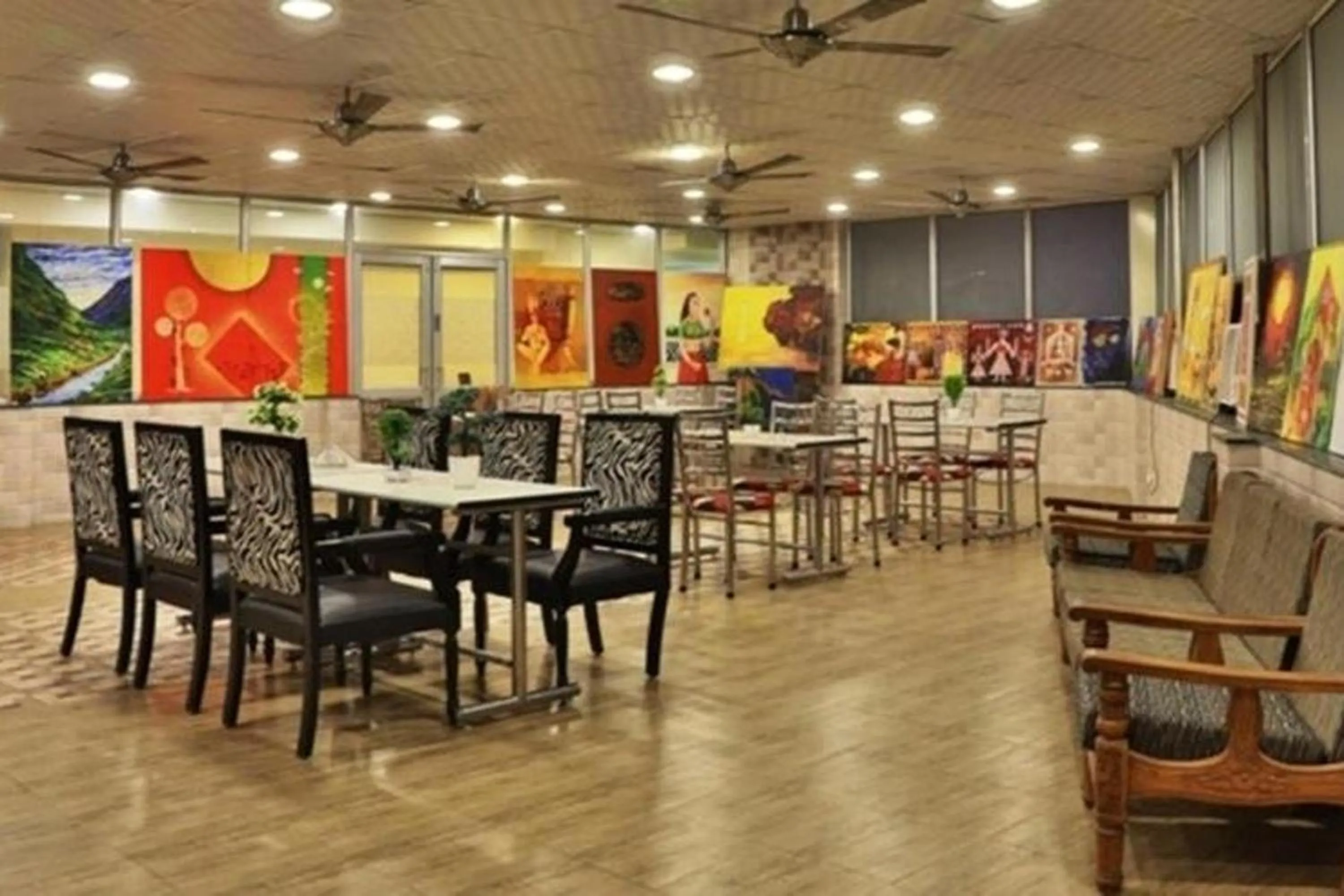 Restaurant/places to eat in Hotel Asko International