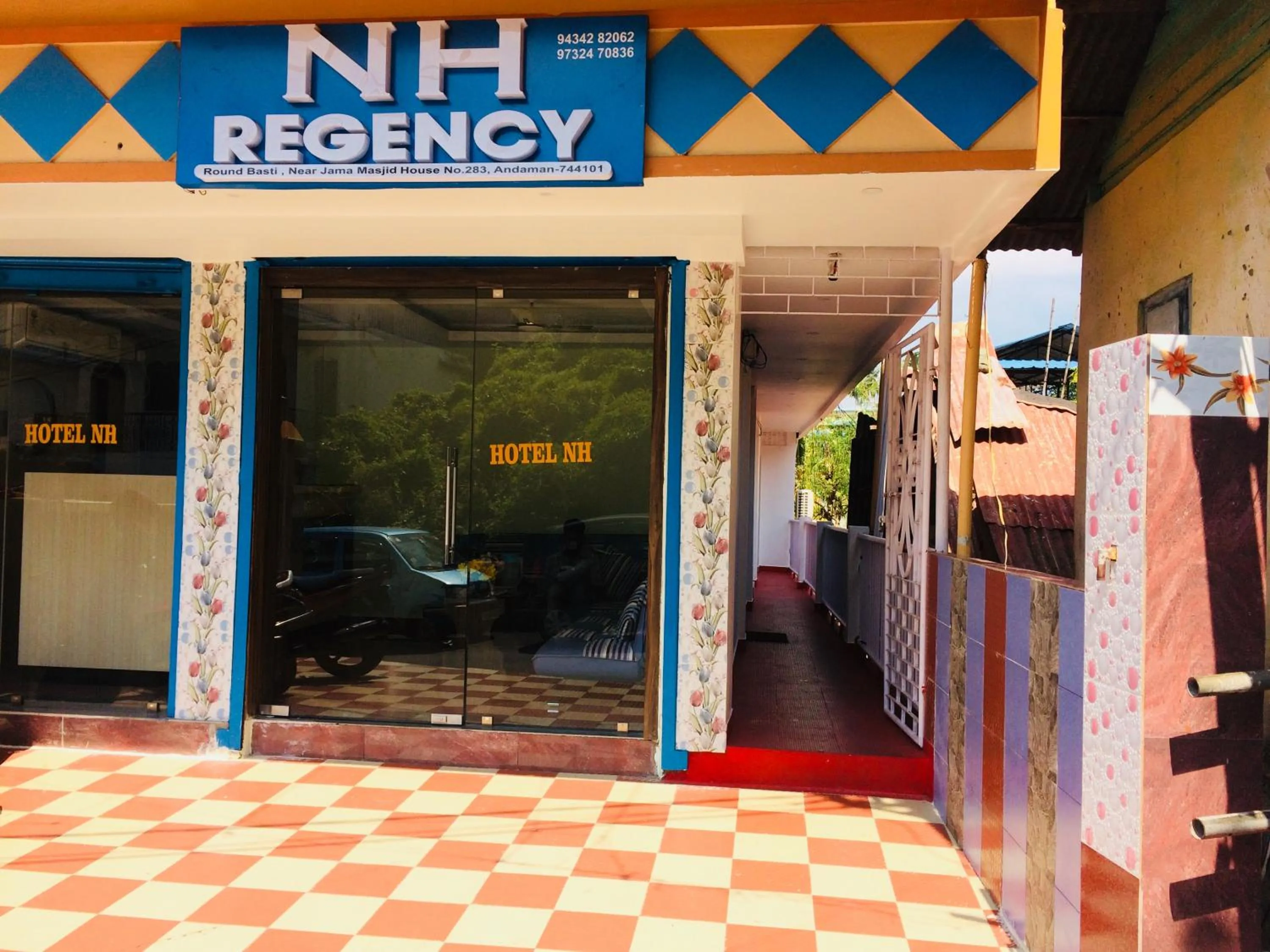 Facade/entrance in NH Regency