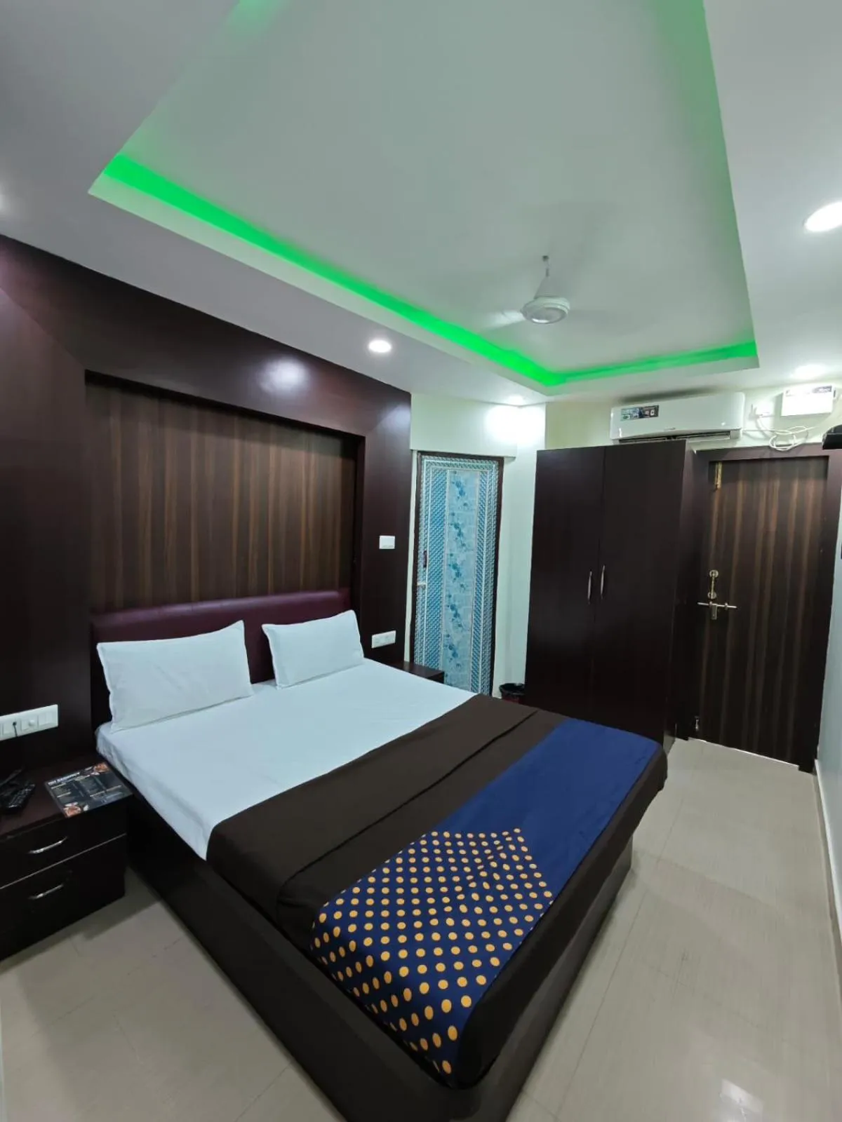 Bedroom, Bed in NH Regency