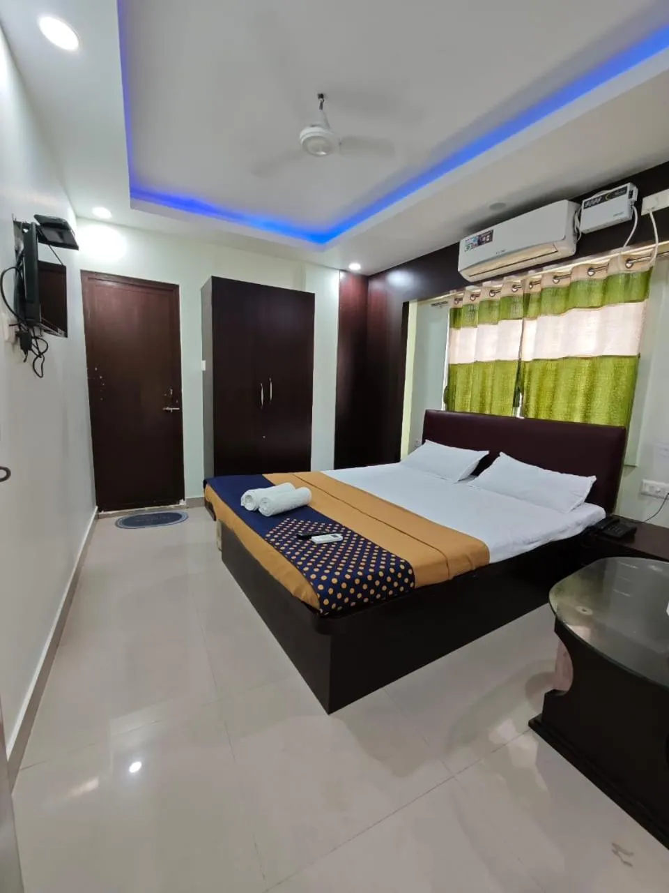Bedroom, Bed in NH Regency