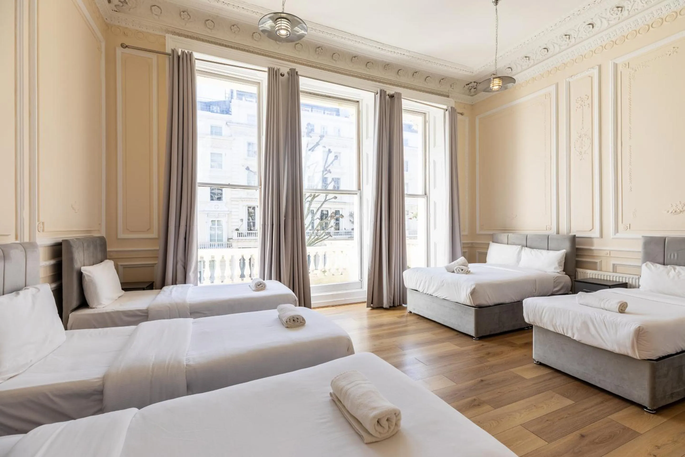 Bedroom, Bed in The Chapter - Hyde Park Hotel