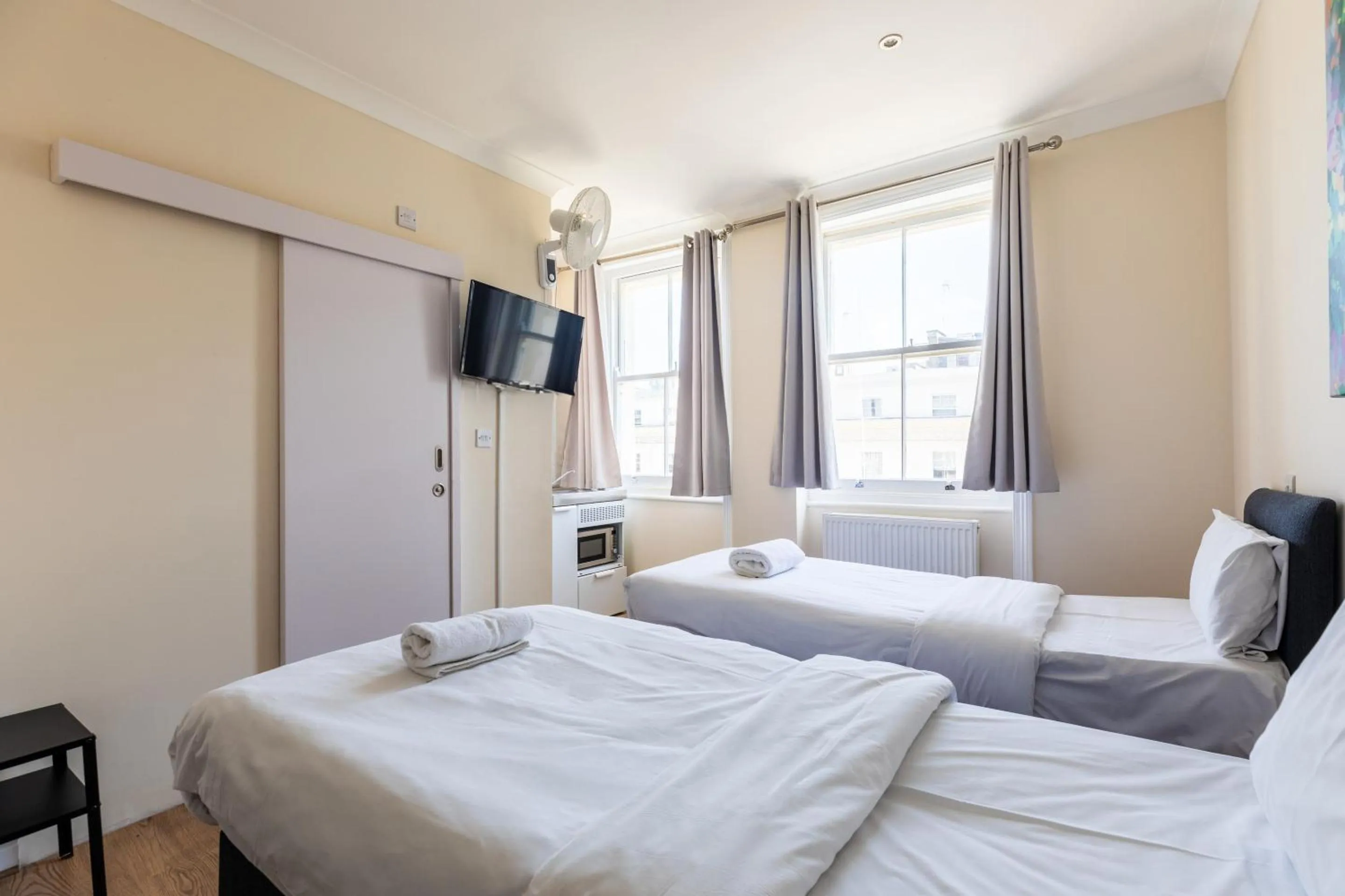 Bedroom, Bed in The Chapter - Hyde Park Hotel