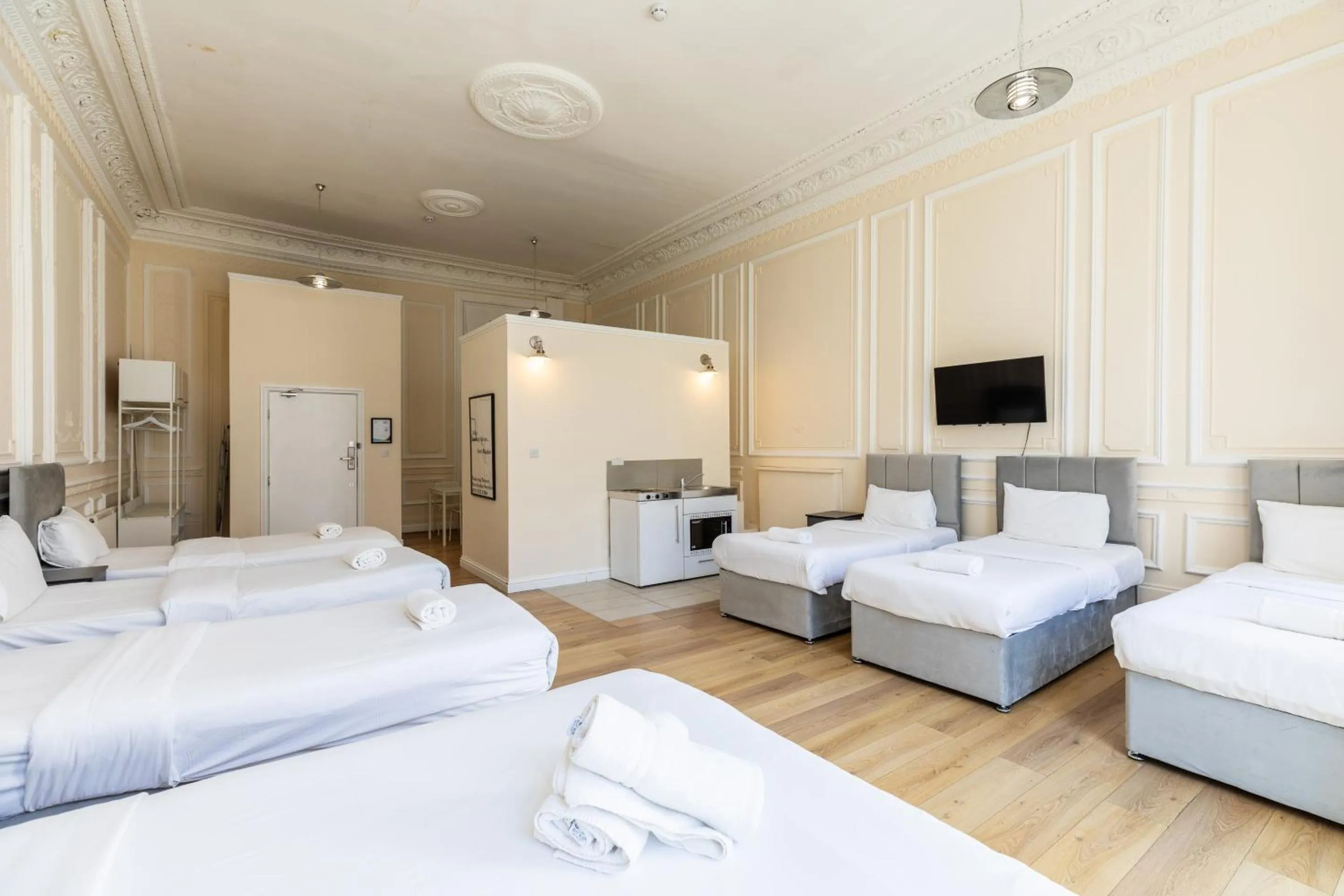 Bedroom, Bed in The Chapter - Hyde Park Hotel