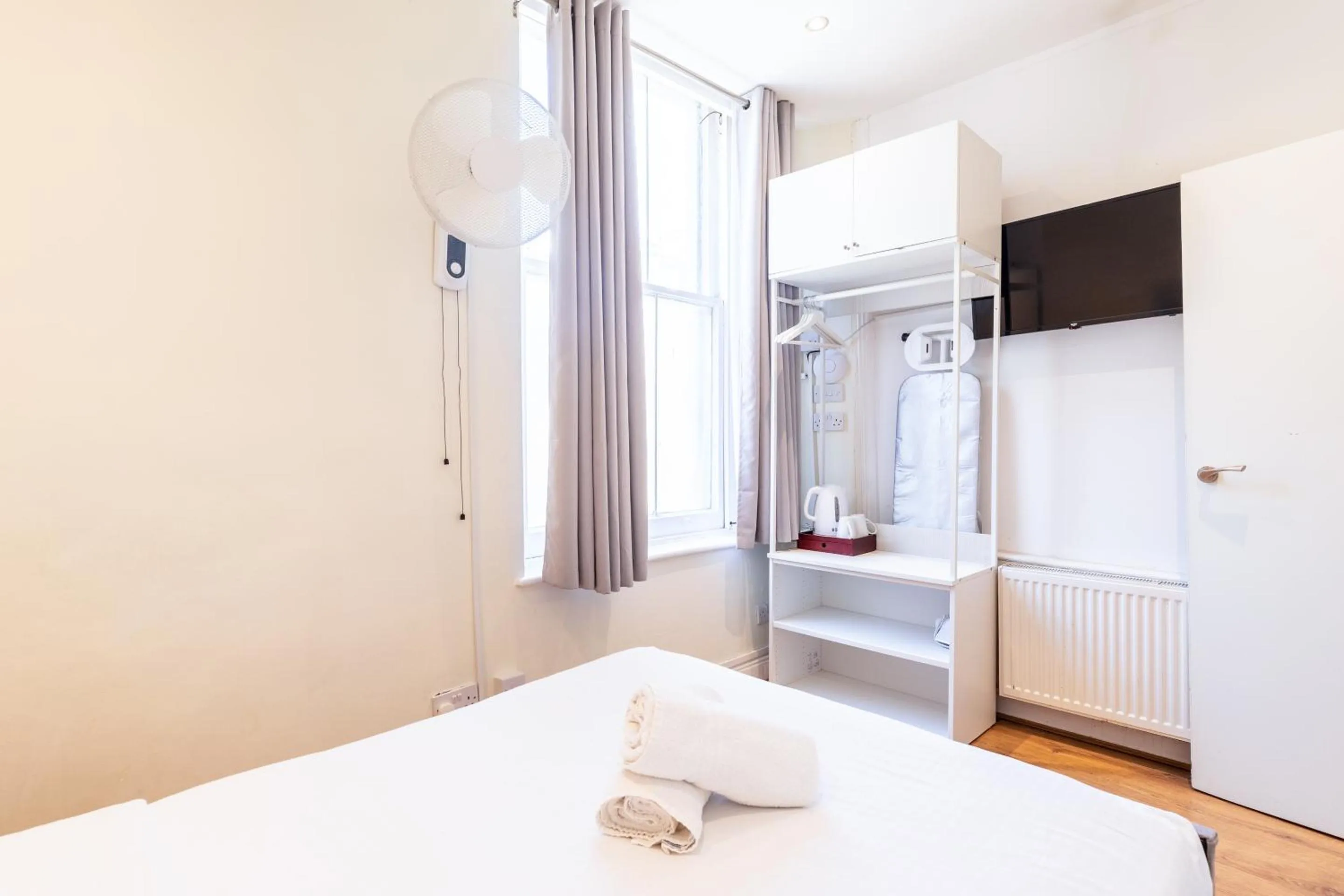 Bedroom, Bed in The Chapter - Hyde Park Hotel