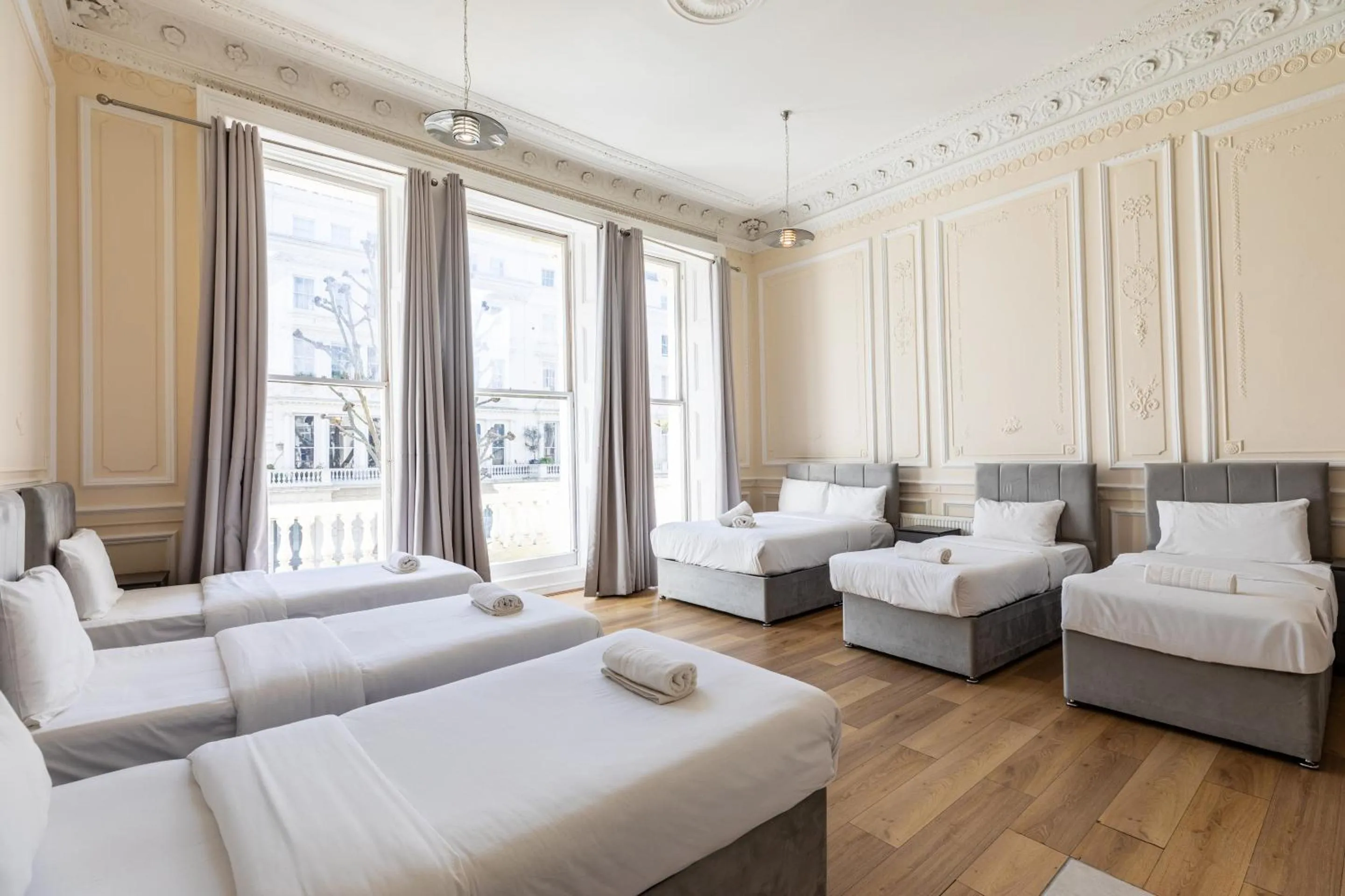 Bedroom, Bed in The Chapter - Hyde Park Hotel