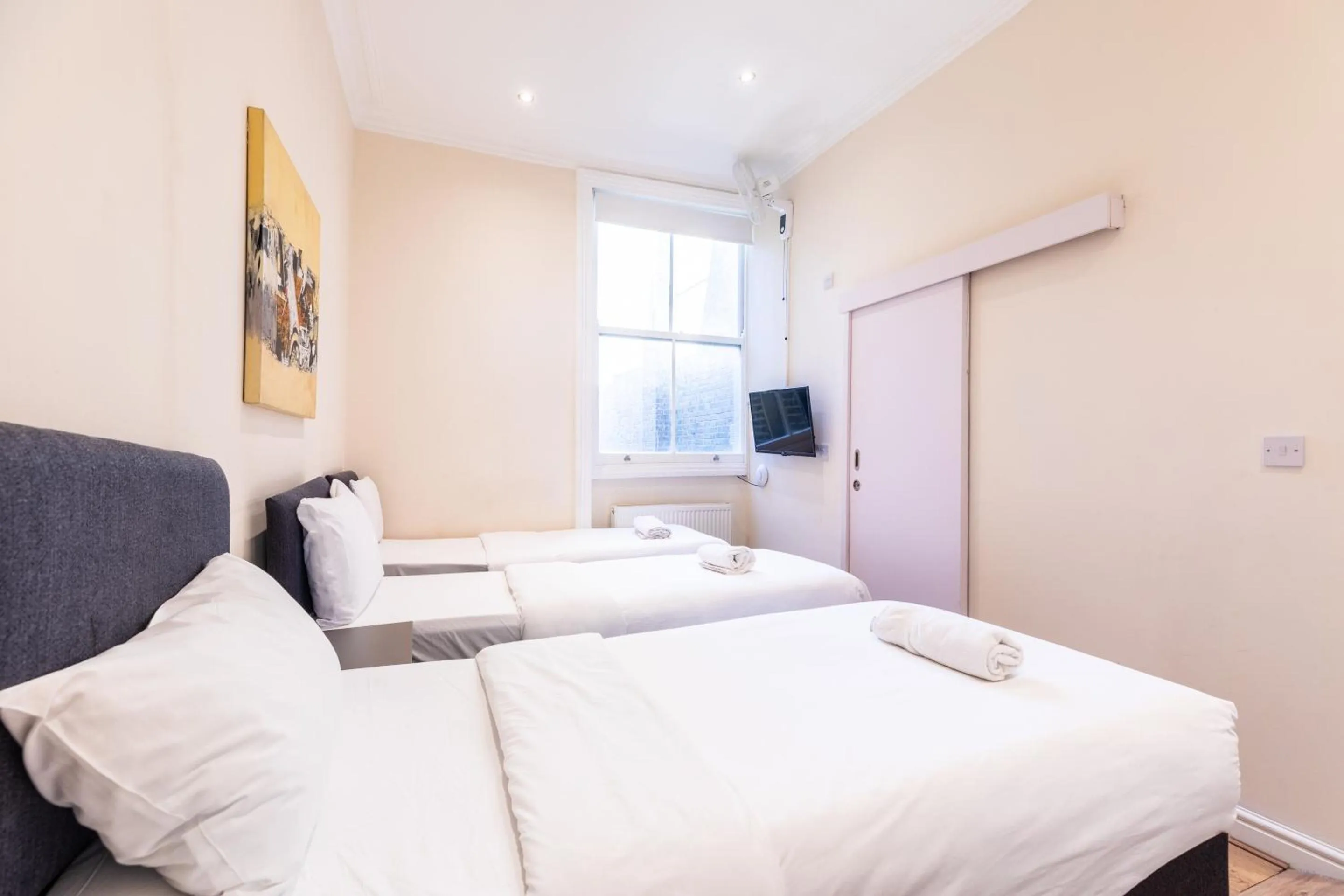 Bedroom, Bed in The Chapter - Hyde Park Hotel