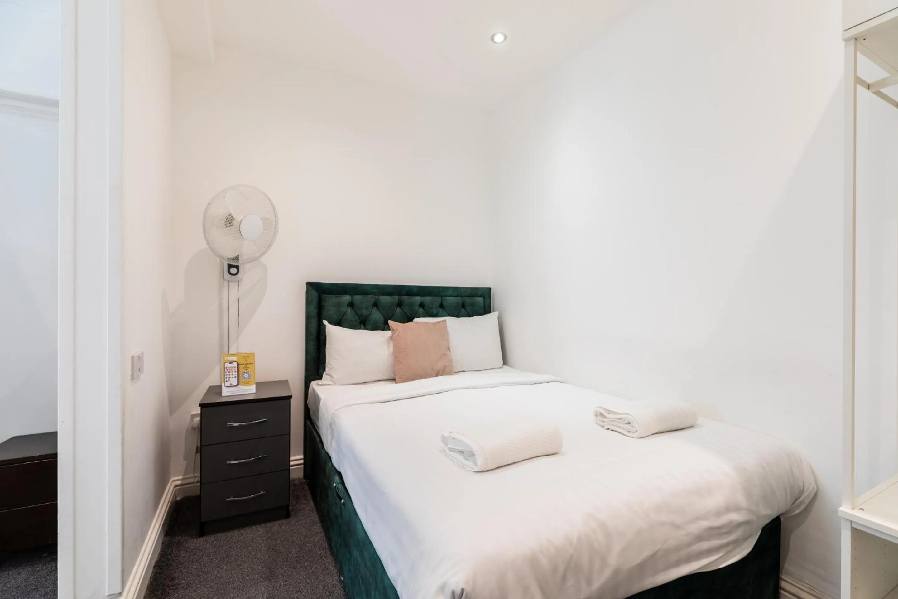 Bedroom, Bed in The Chapter - Hyde Park Hotel