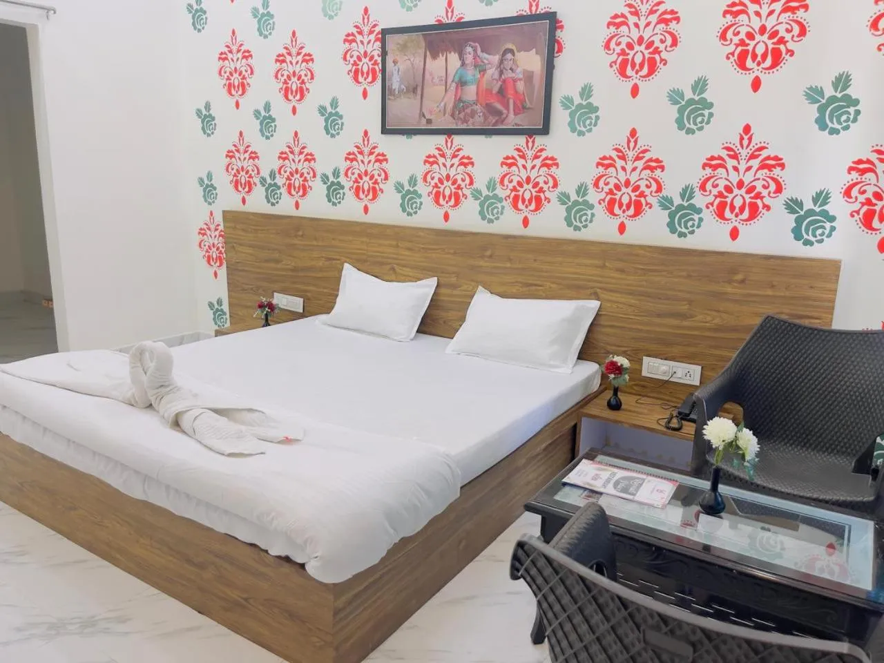 Bedroom in Rajwadi Palace