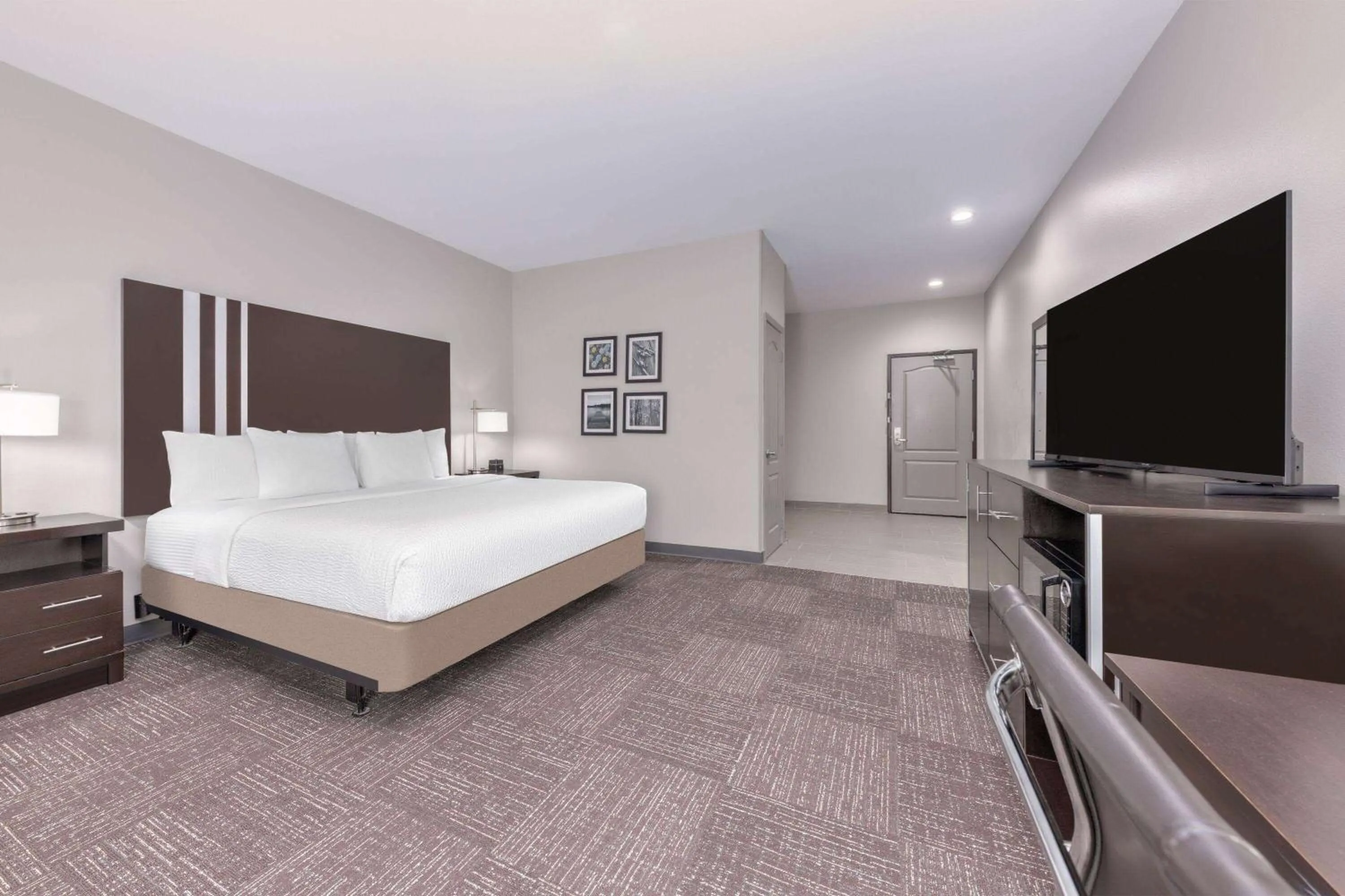 Photo of the whole room, Bed in La Quinta by Wyndham Tyler - University Area