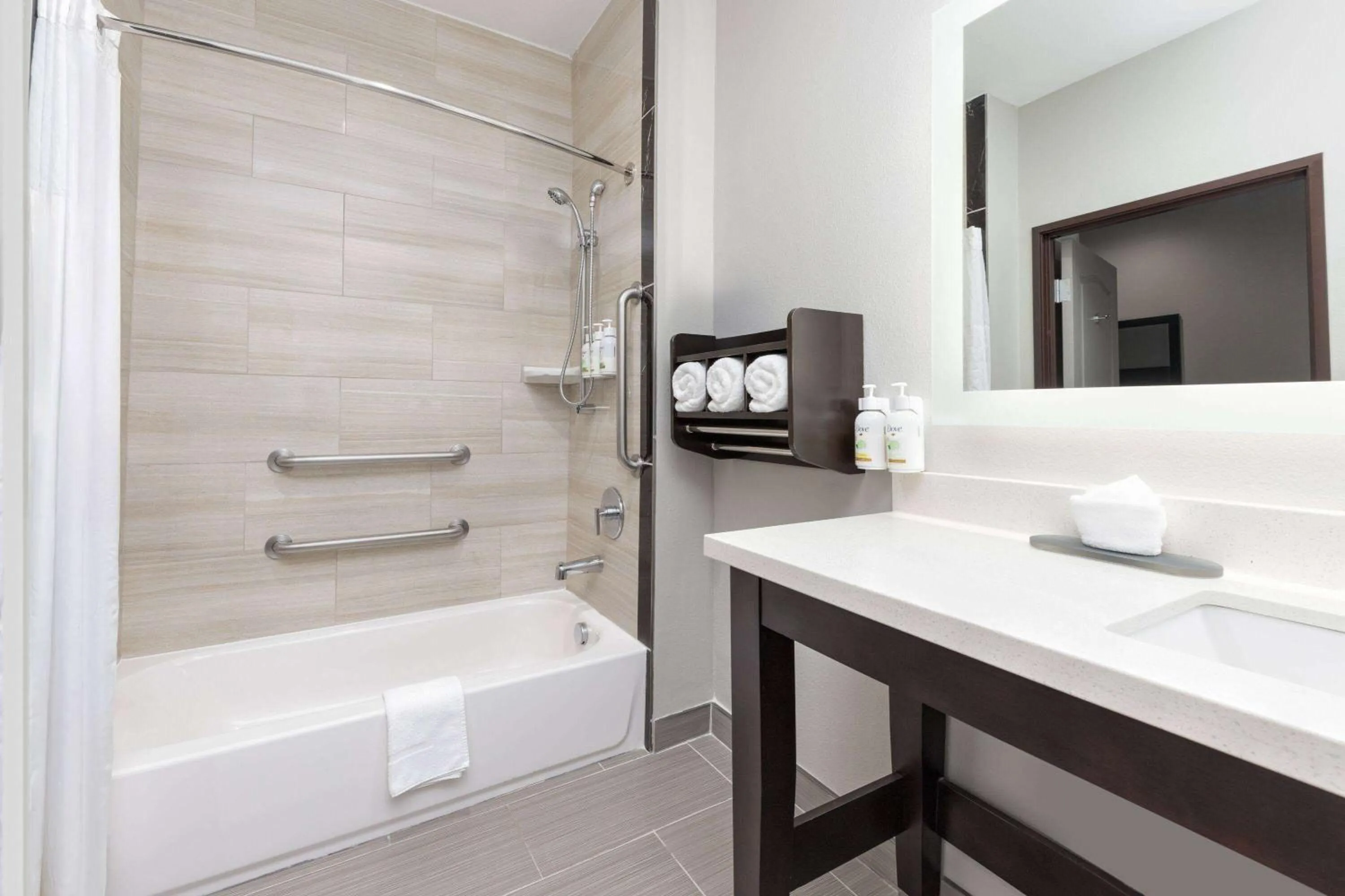 Bathroom in La Quinta by Wyndham Tyler - University Area