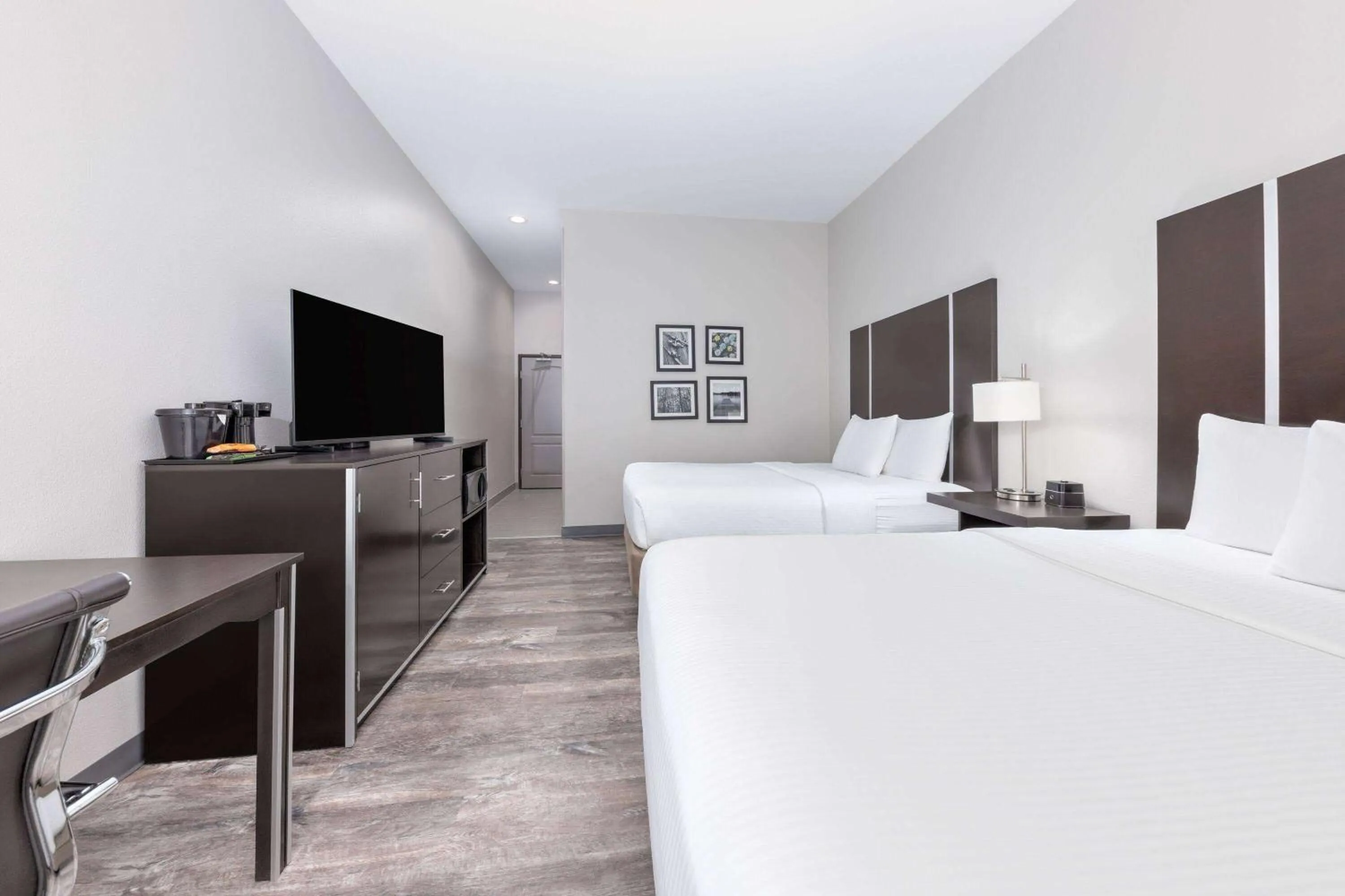 Photo of the whole room, Bed in La Quinta by Wyndham Tyler - University Area