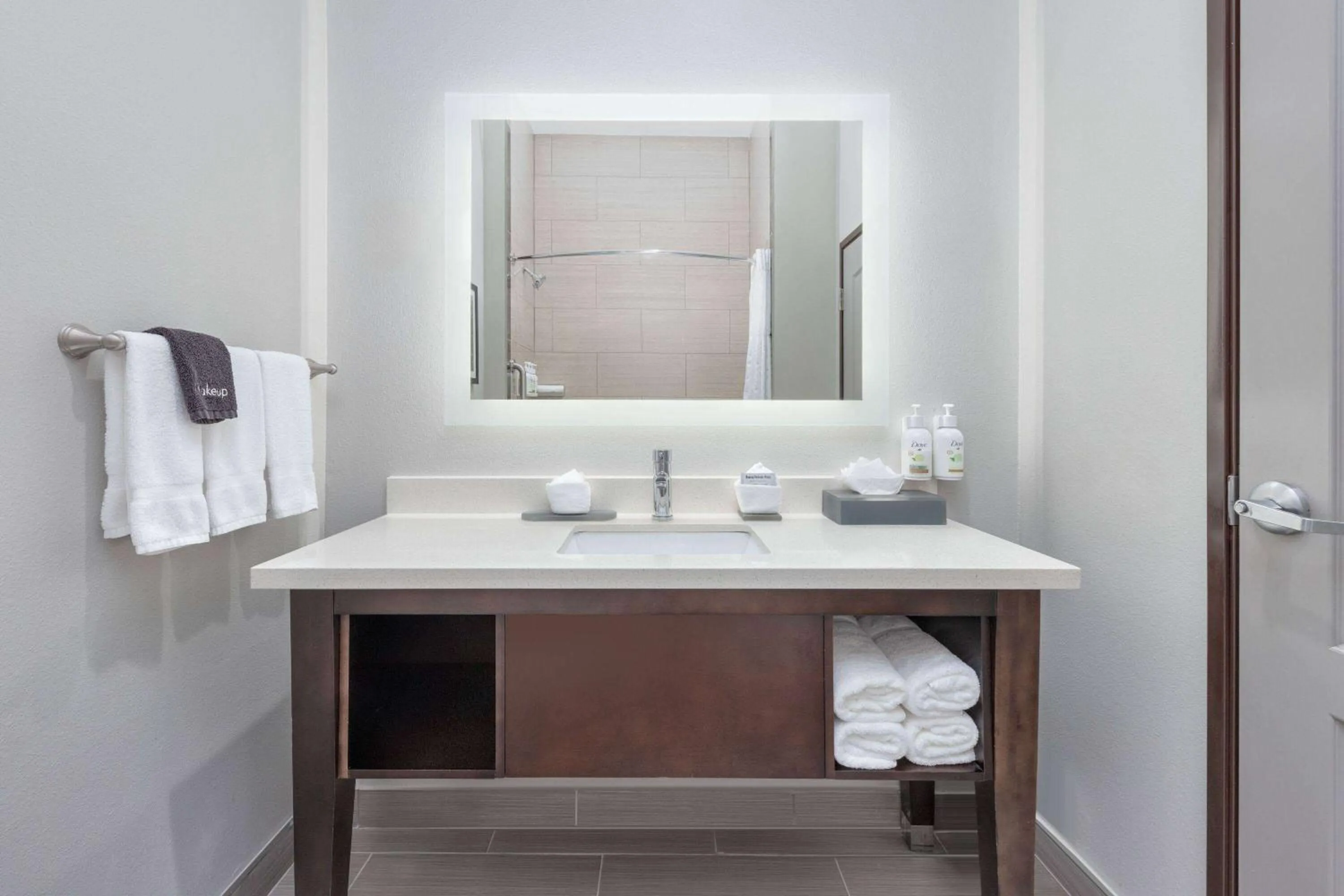 Bathroom in La Quinta by Wyndham Tyler - University Area