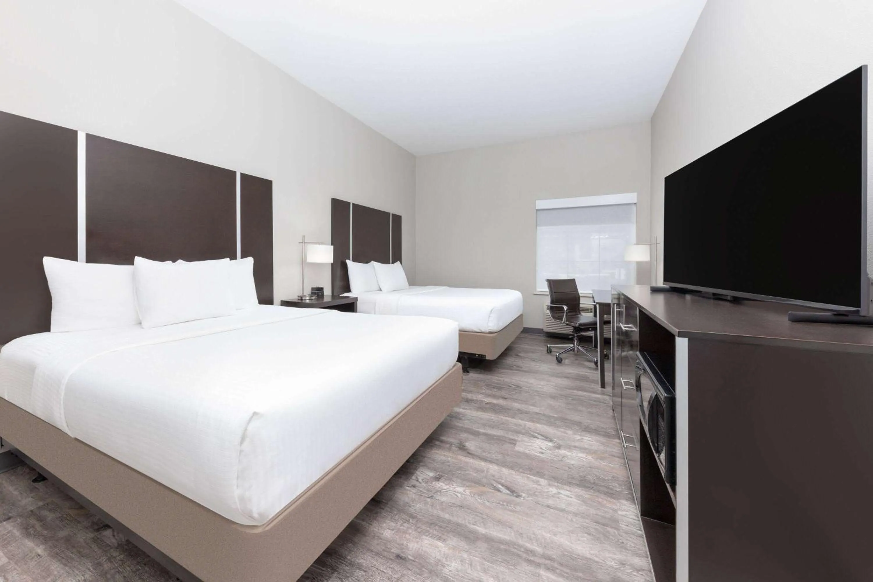 Photo of the whole room, Bed in La Quinta by Wyndham Tyler - University Area