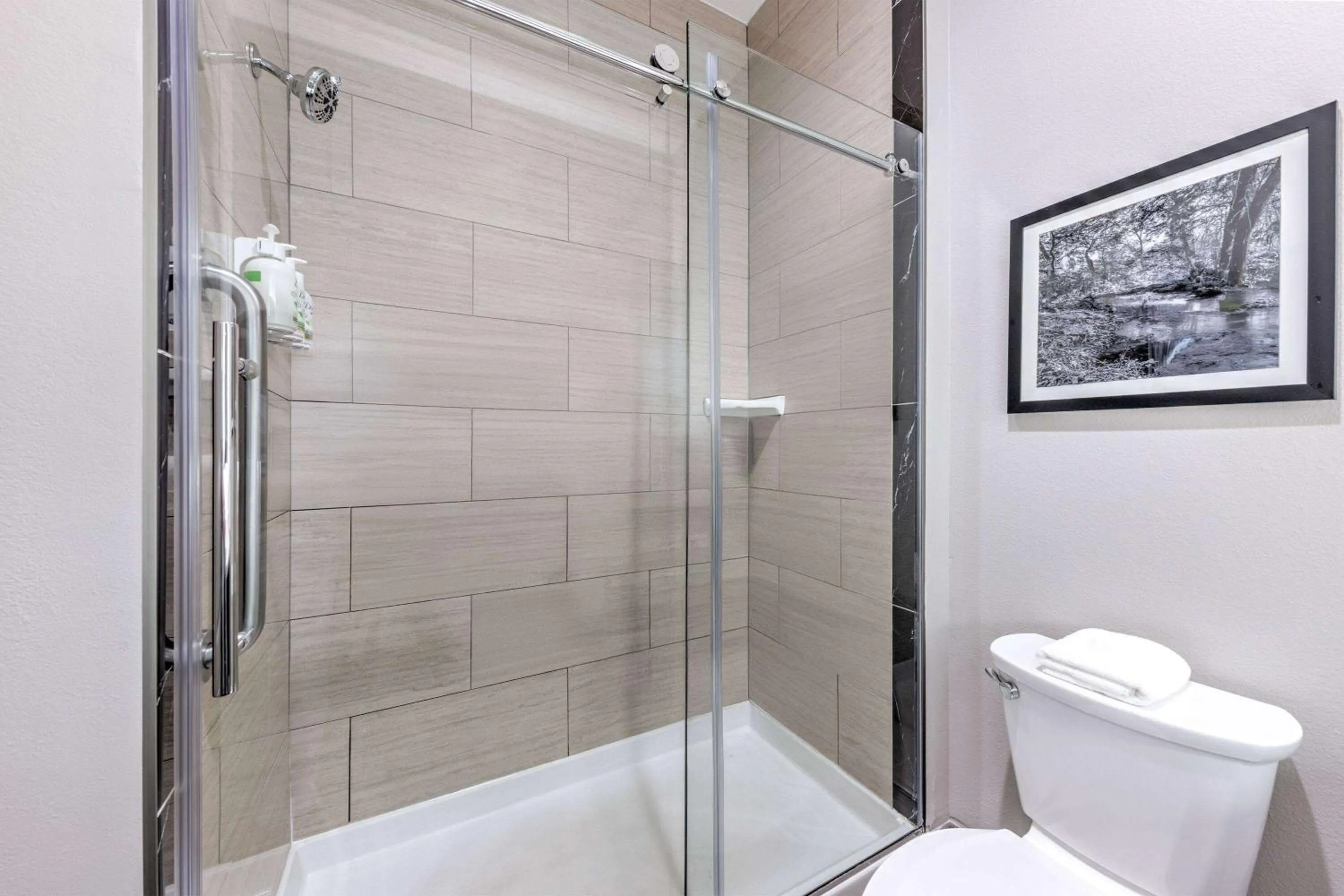 Bathroom in La Quinta by Wyndham Tyler - University Area